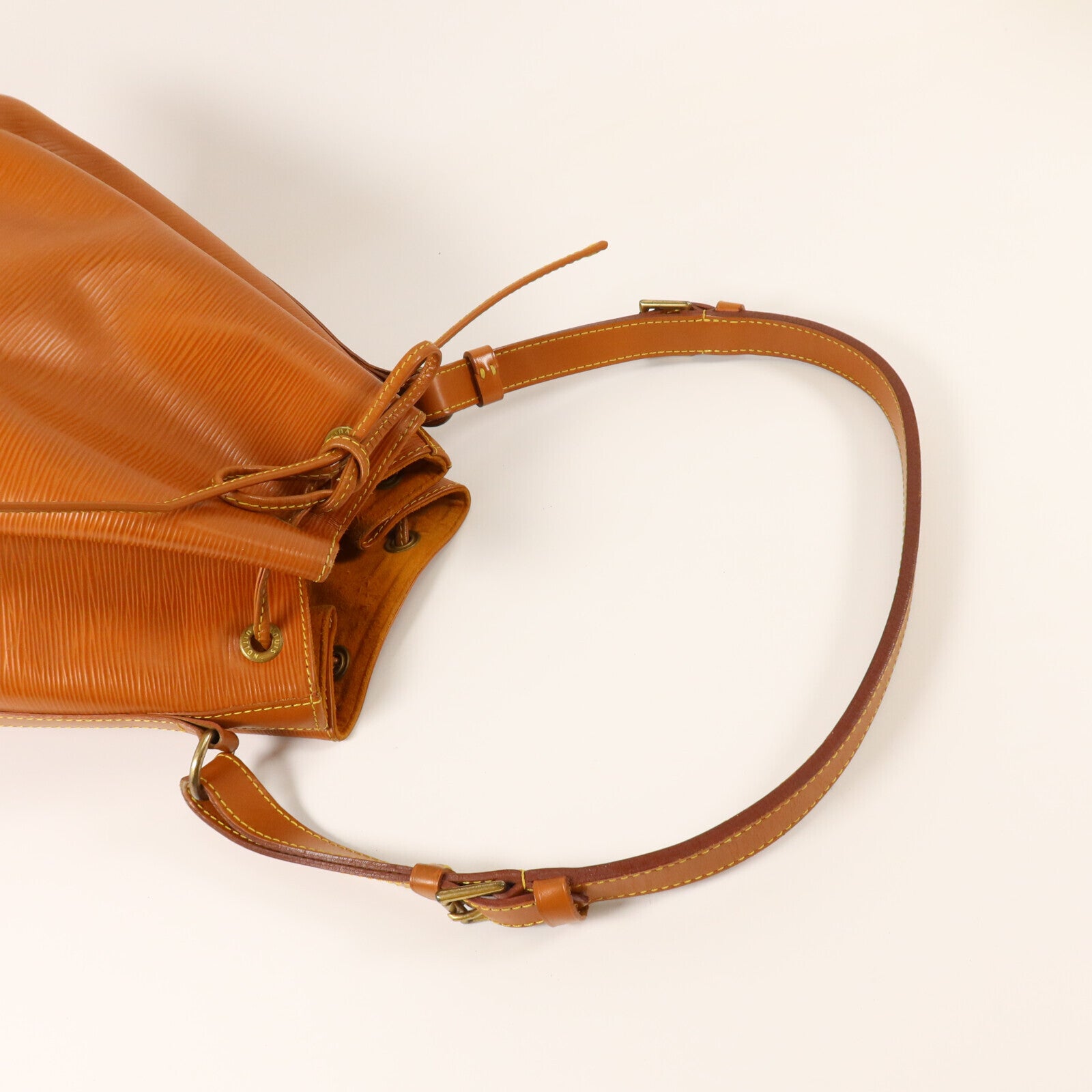 LOUIS VUITTON Epi Petit Noe金扣肩背袋