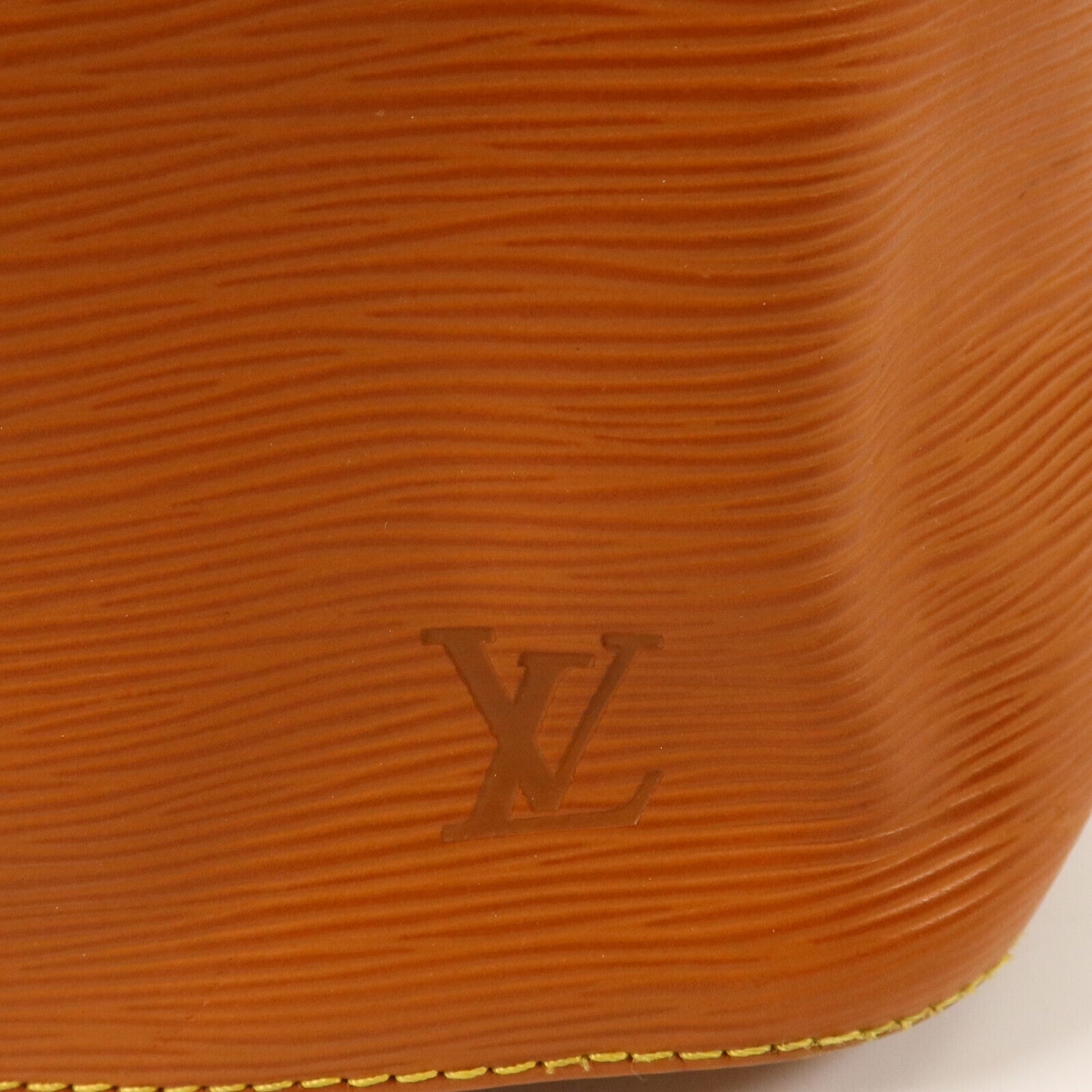 LOUIS VUITTON Epi Petit Noe金扣肩背袋