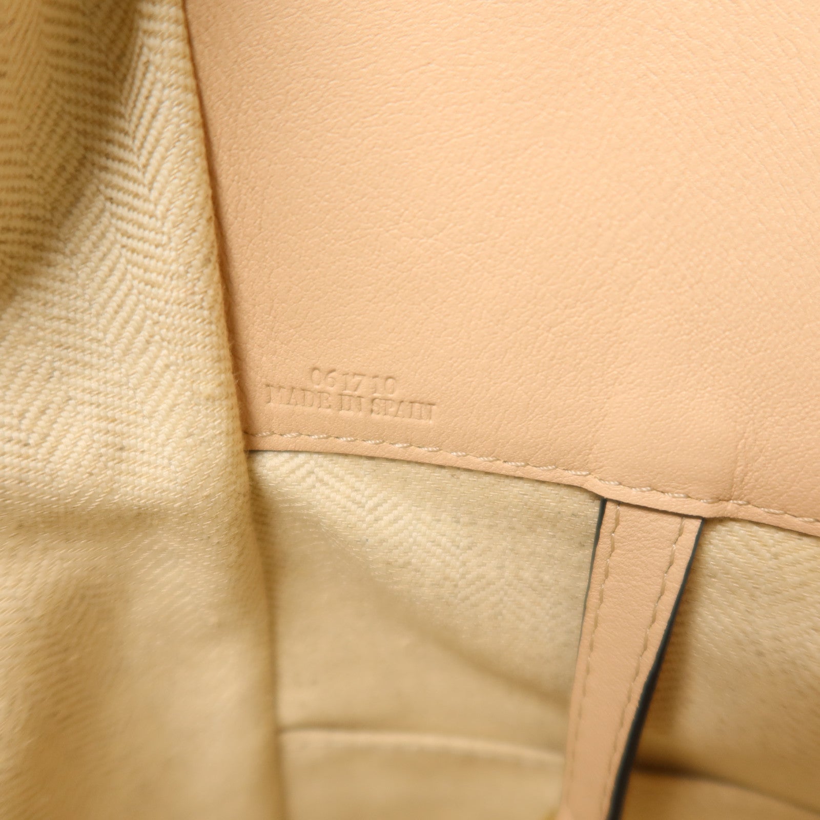 LOEWE 牛皮皮革Hammock Small金扣手挽肩背兩用袋