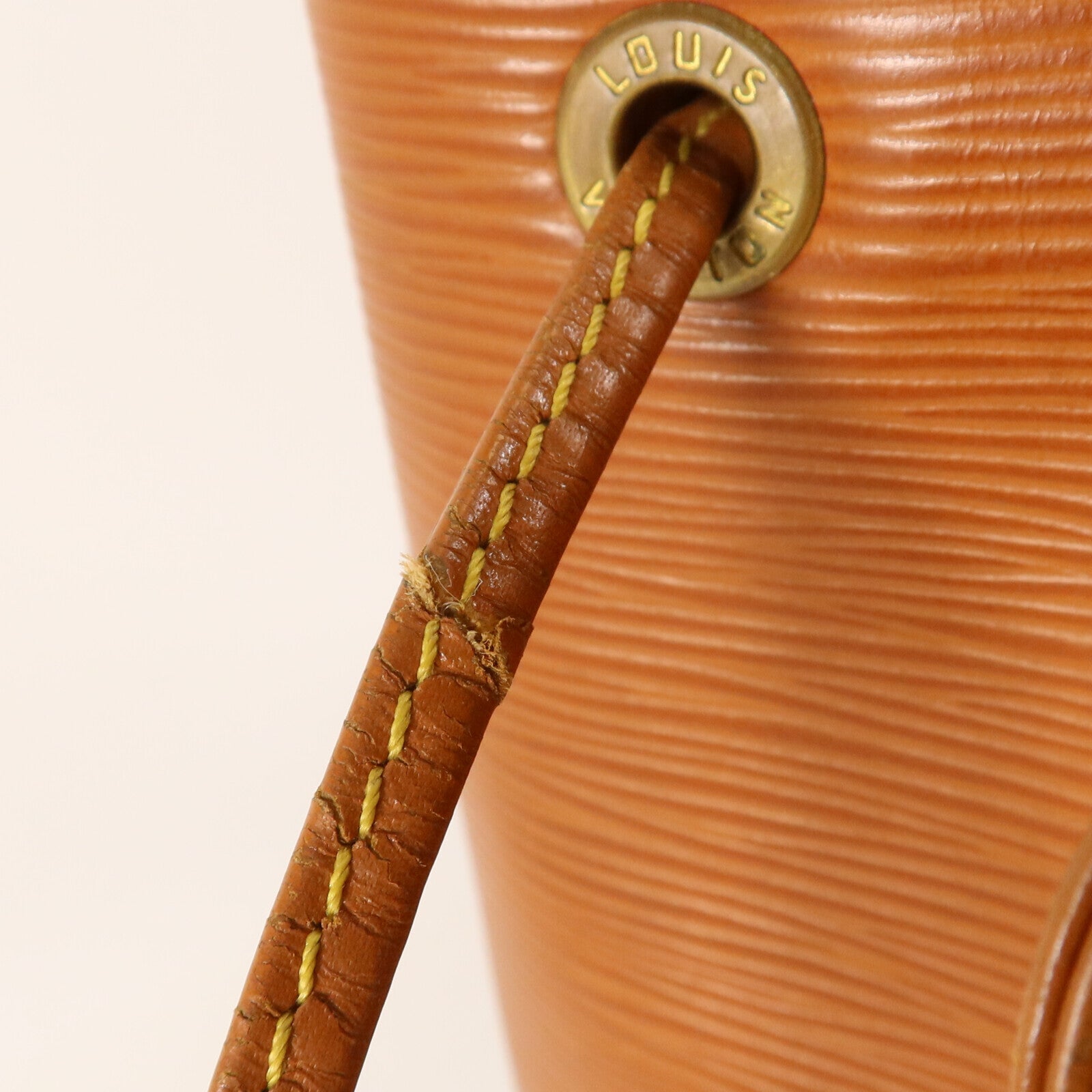 LOUIS VUITTON Epi Petit Noe金扣肩背袋