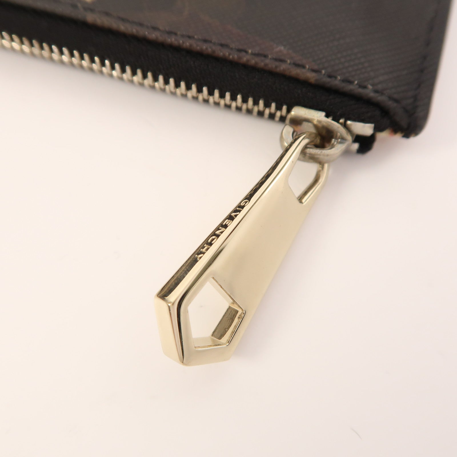 GIVENCHY 皮革Pouch金扣手拿包