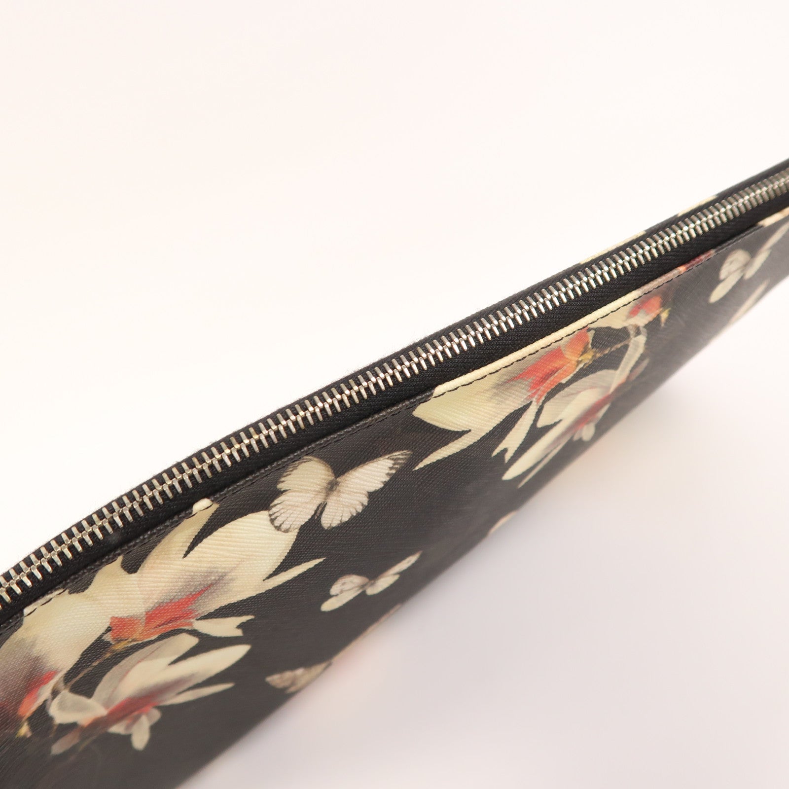 GIVENCHY 皮革Pouch金扣手拿包