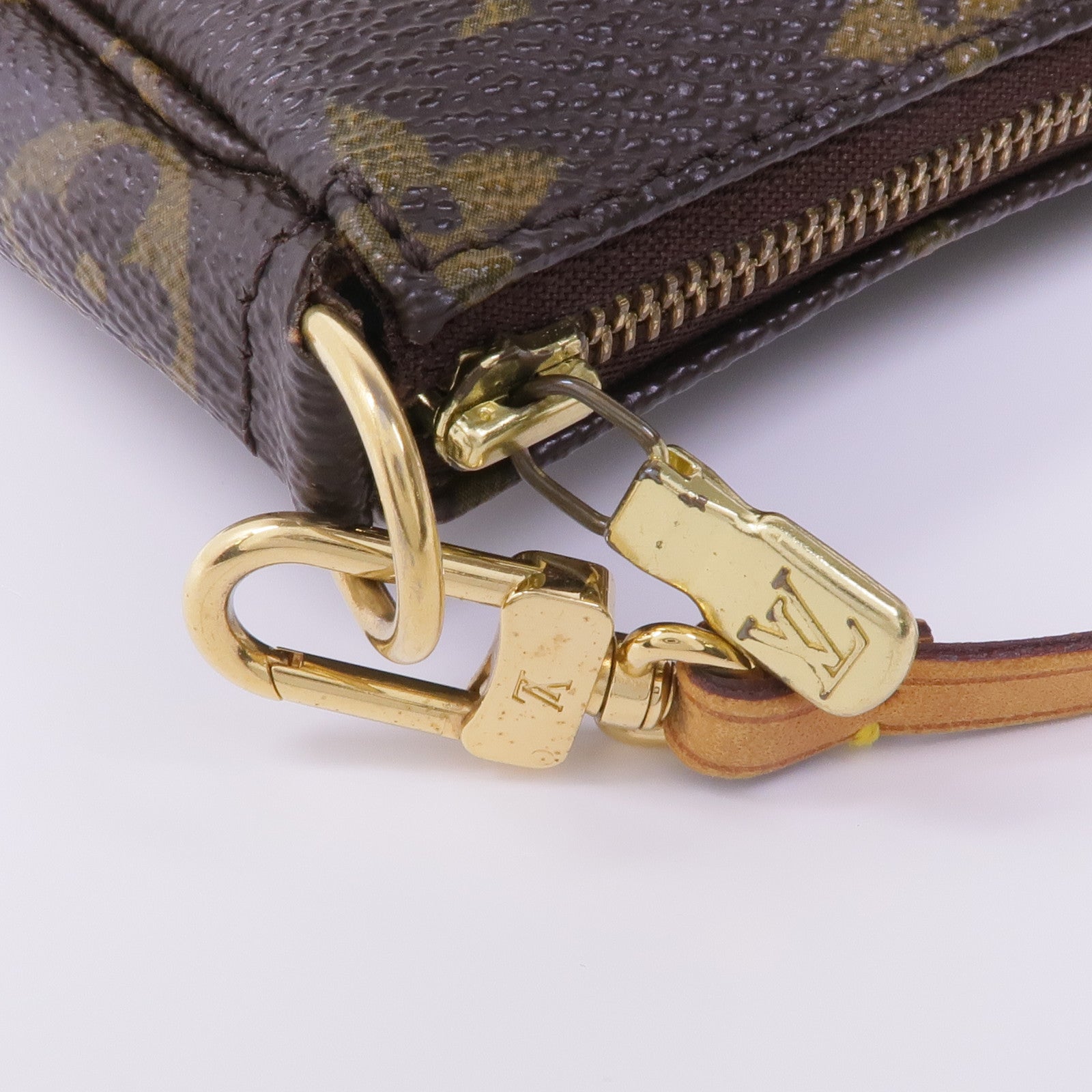 LOUIS VUITTON Monogram Pochette Accessoires金扣手拿包棕色