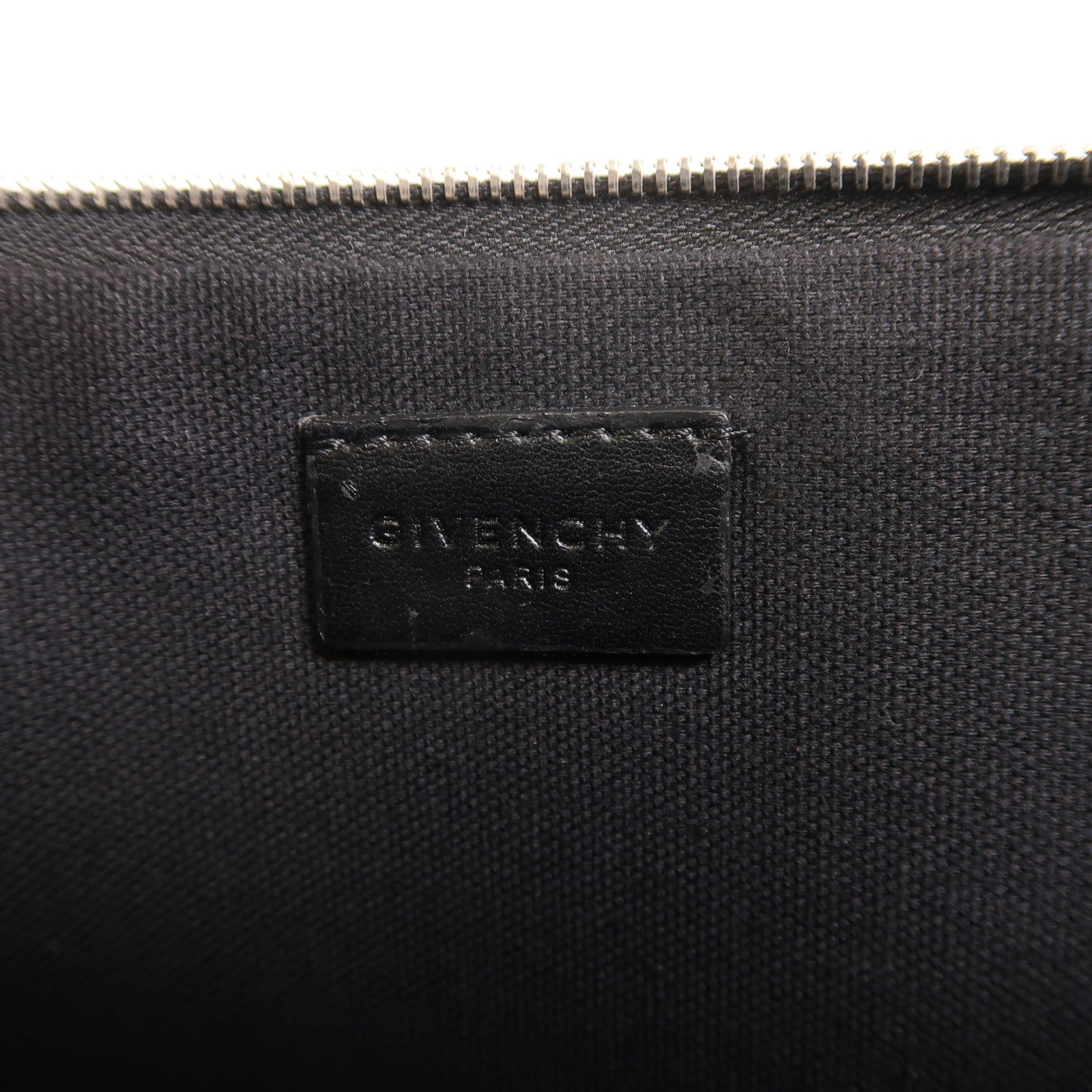 GIVENCHY 皮革Pouch金扣手拿包