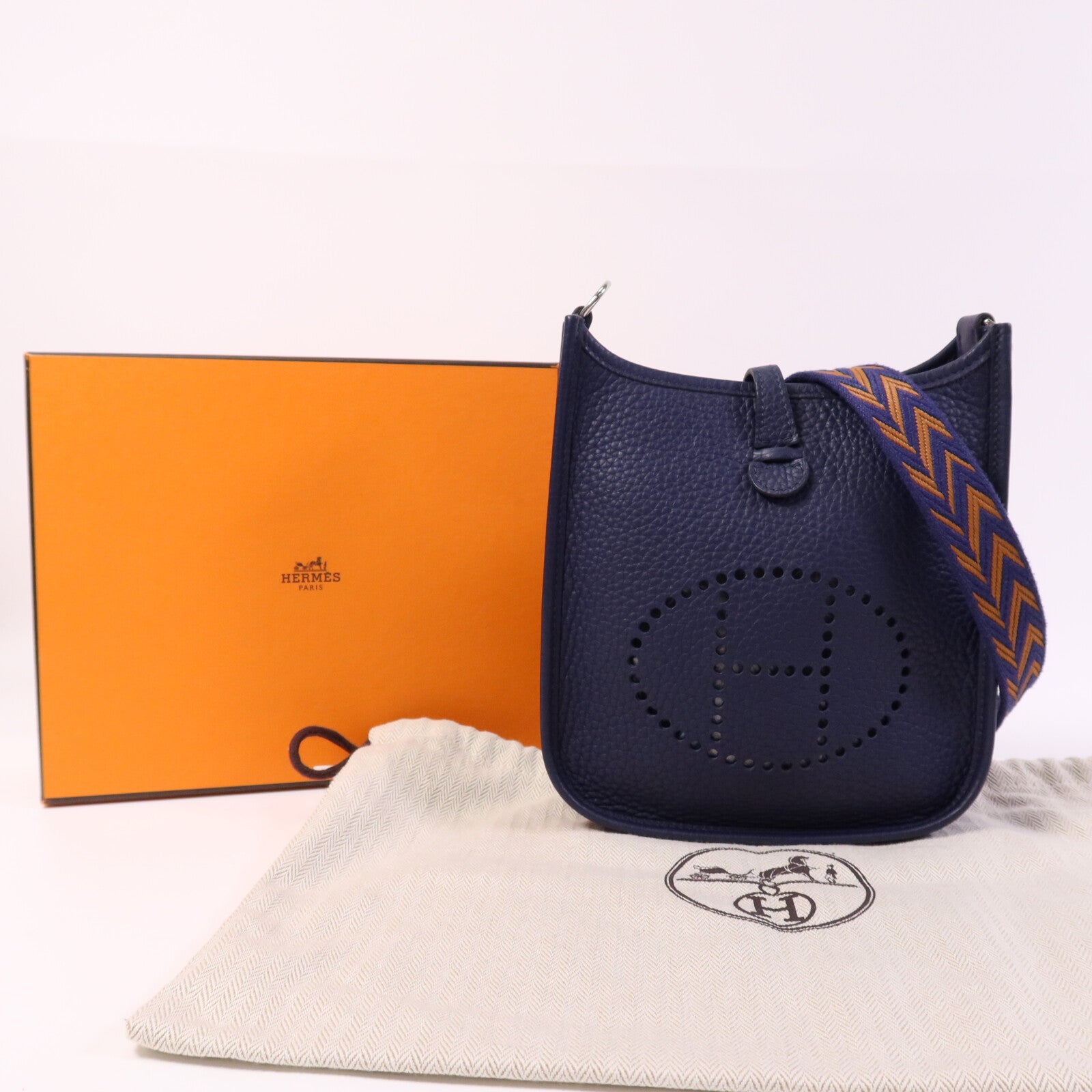 HERMES Clemence皮革Evelyne TPM銀扣肩背袋Bleu Encre