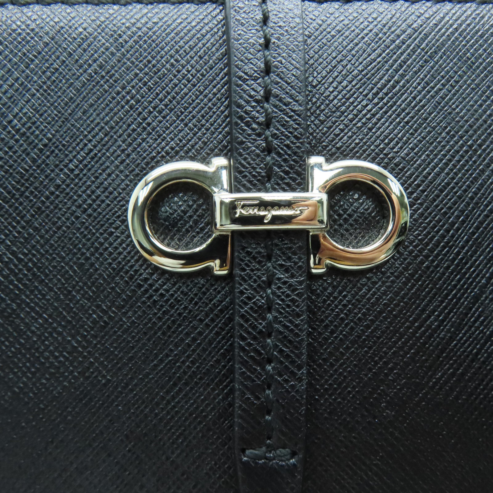 Salvatore Ferragamo 【激減優惠】牛皮皮革Hand Bag銀扣手挽袋黑色
