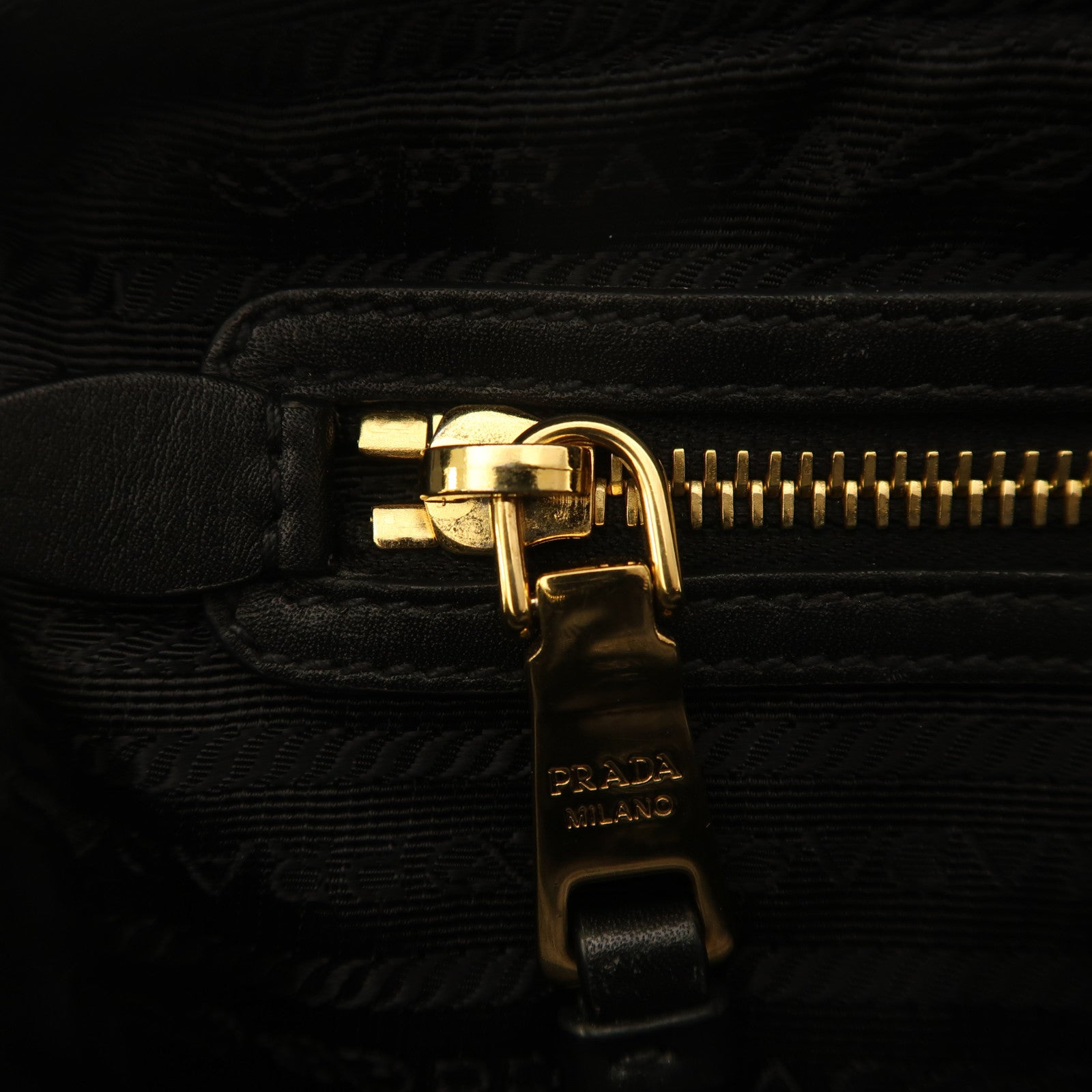 PRADA 帆布Shoulder Bag金扣肩背袋