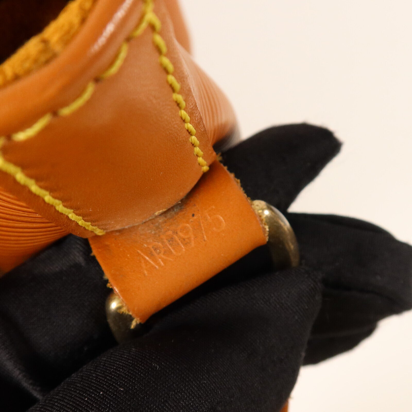 LOUIS VUITTON Epi Petit Noe金扣肩背袋