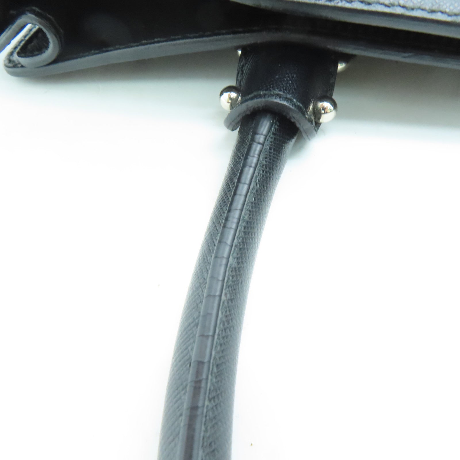Salvatore Ferragamo 【激減優惠】牛皮皮革Hand Bag銀扣手挽袋黑色