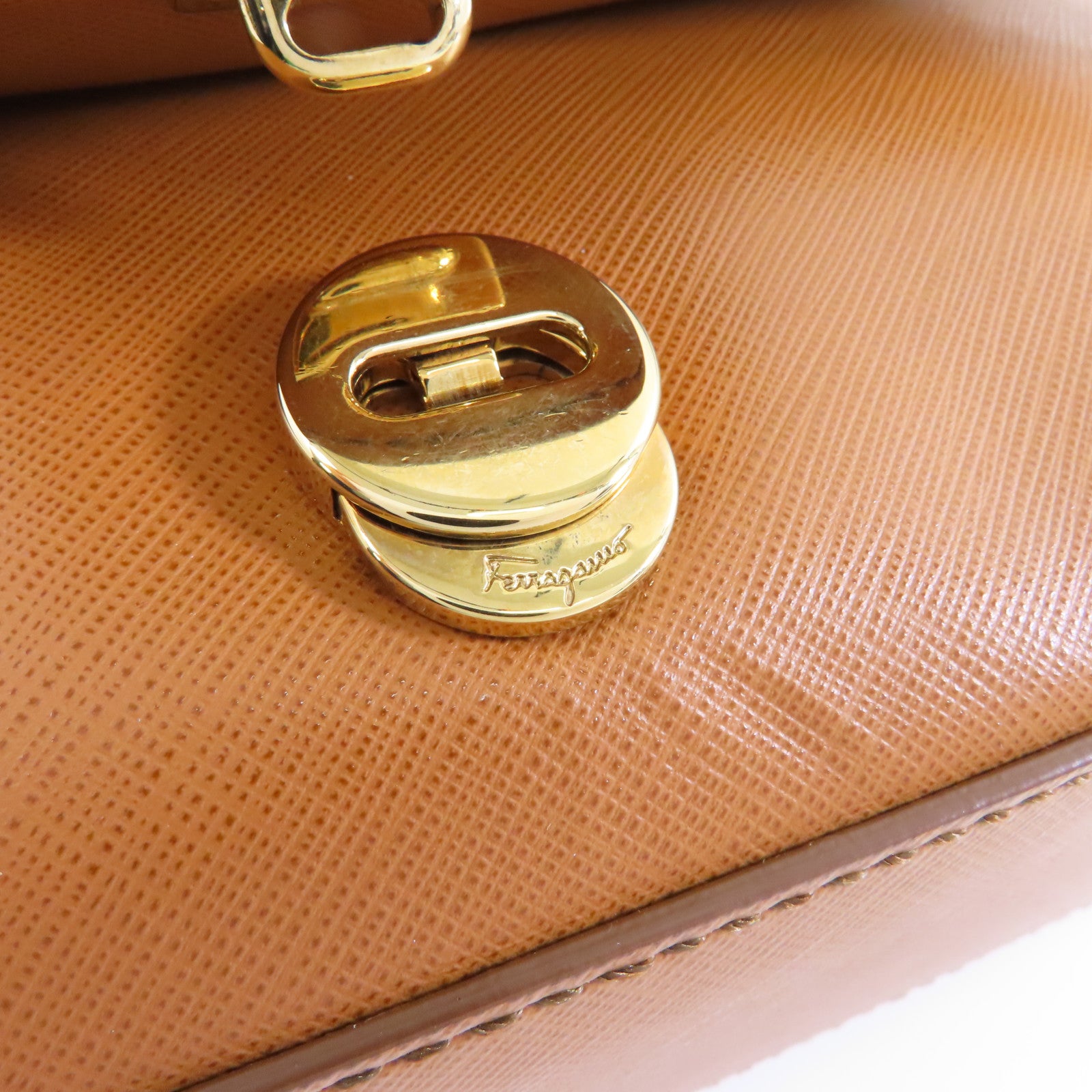 Salvatore Ferragamo 牛皮皮革Shoulder Bag金扣肩背袋啡色