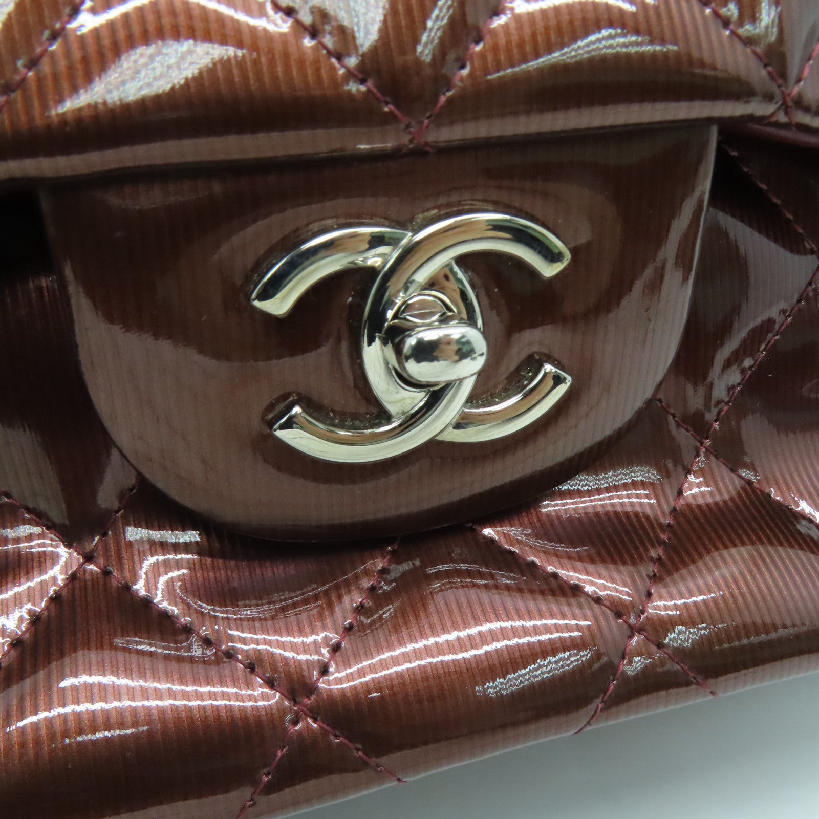 CHANEL 【激减优惠】菱格漆皮皮革Classic Jumbo银扣肩背袋酒红色/啡色