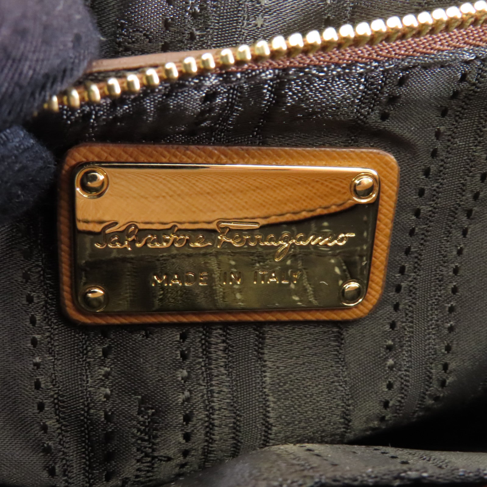 Salvatore Ferragamo 牛皮皮革Shoulder Bag金扣肩背袋啡色