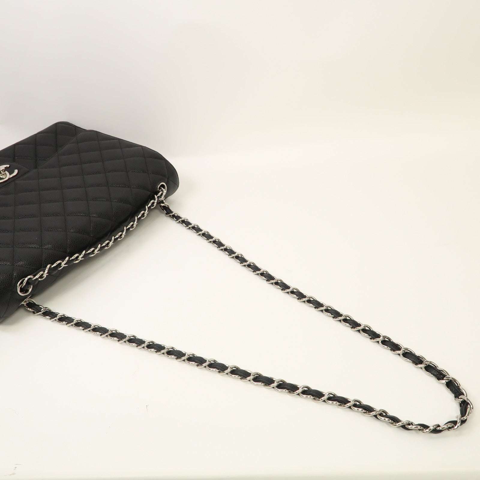 CHANEL 【激減優惠】菱格牛皮皮革Maxi Jumbo銀扣鏈帶肩背袋黑色
