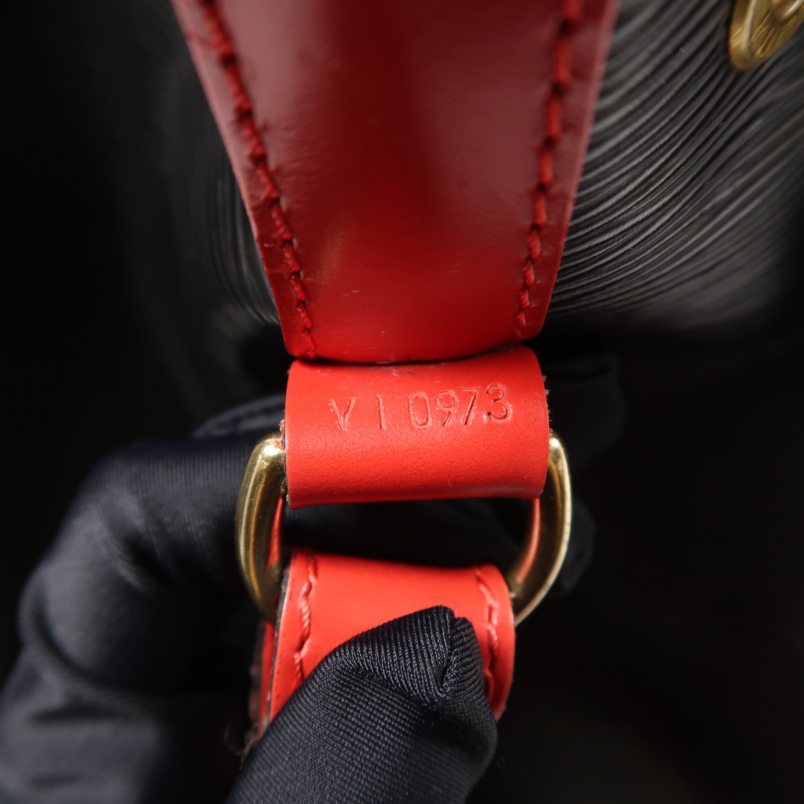 LOUIS VUITTON Epi Noe金扣肩背袋