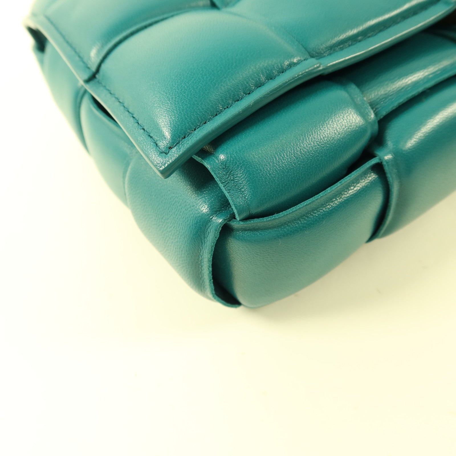BOTTEGA VENETA 羊皮皮革Padded Cassette肩背袋