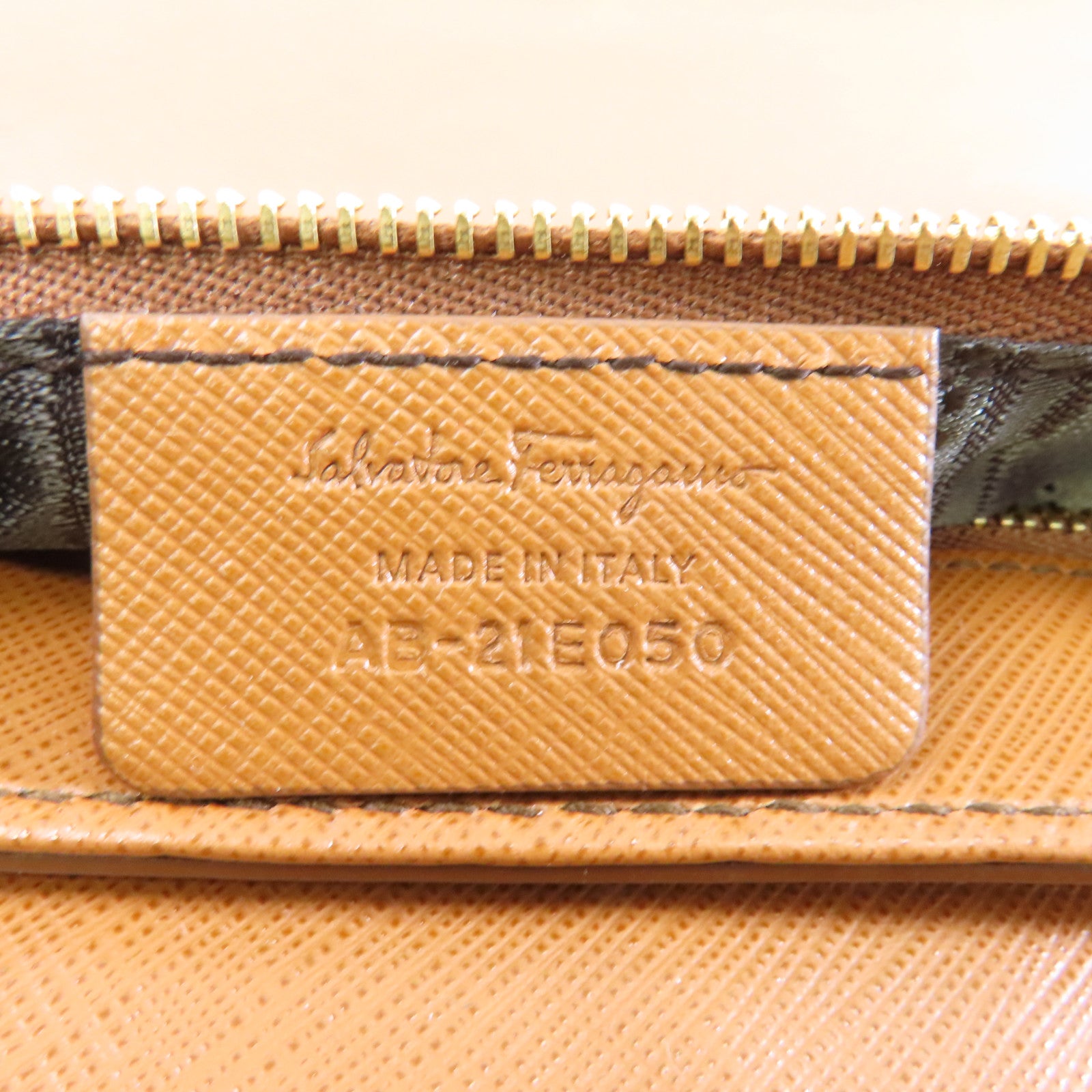 Salvatore Ferragamo 牛皮皮革Shoulder Bag金扣肩背袋啡色