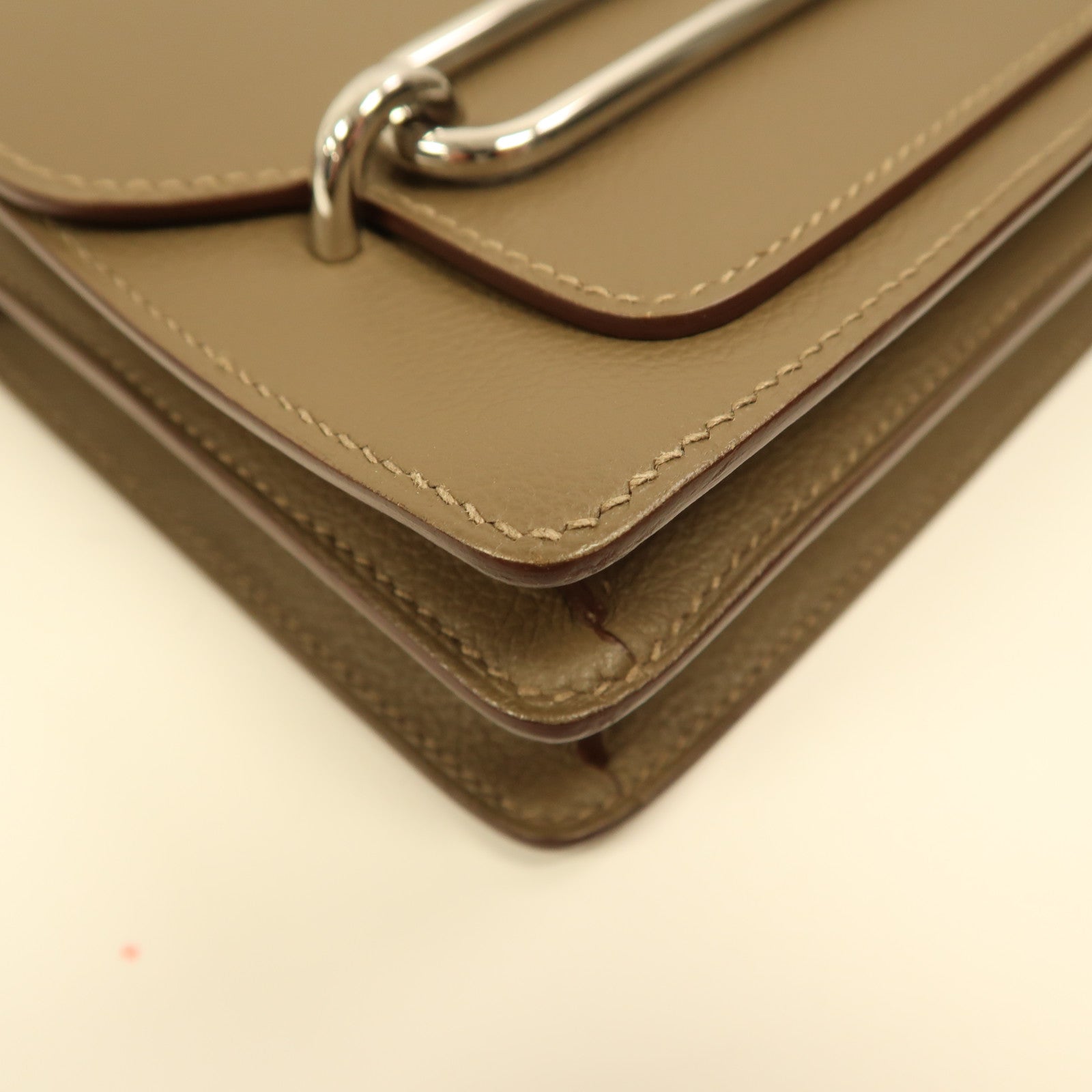 HERMES Evercolor皮革Mini Roulis銀扣肩背袋威瑪犬米色