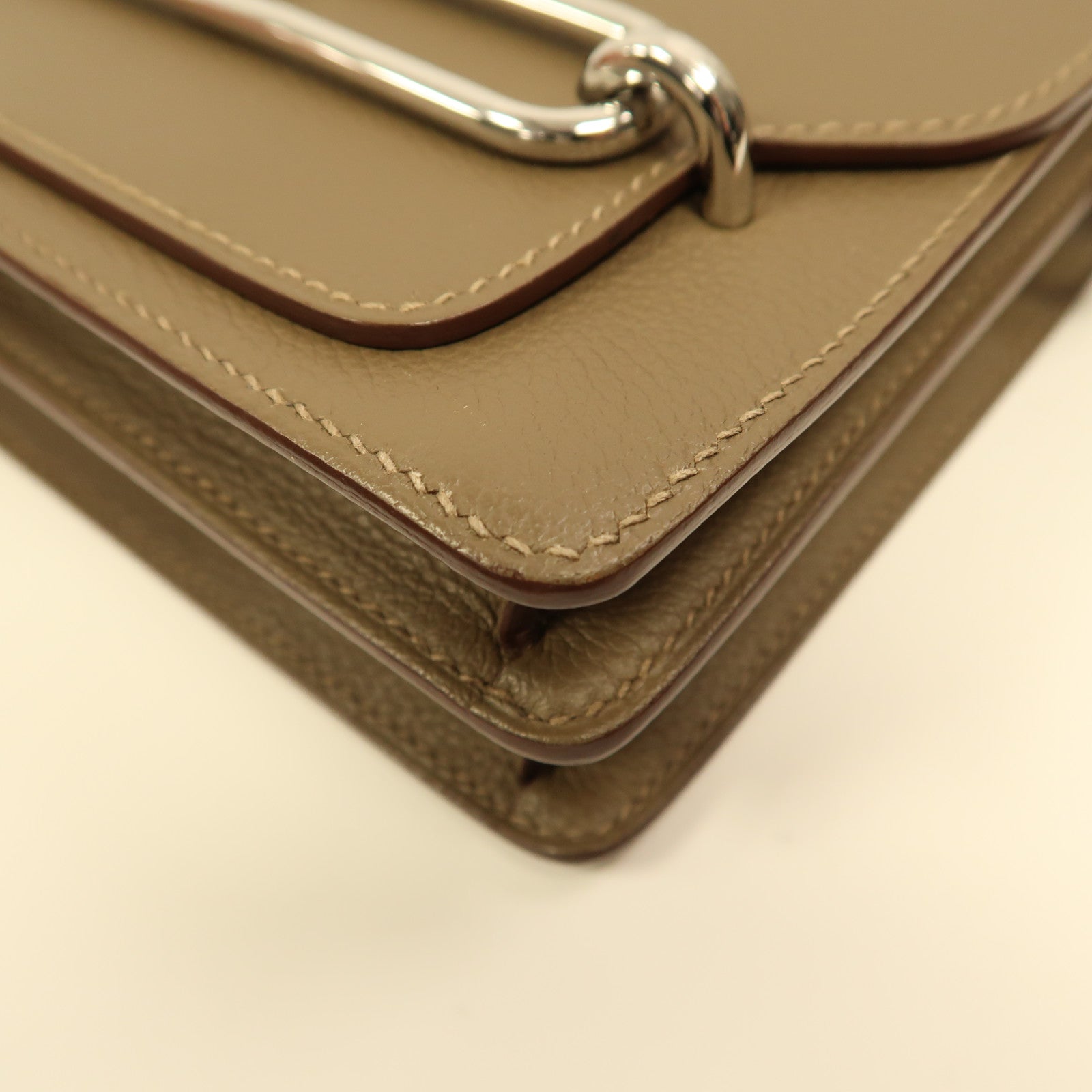 HERMES Evercolor皮革Mini Roulis銀扣肩背袋威瑪犬米色