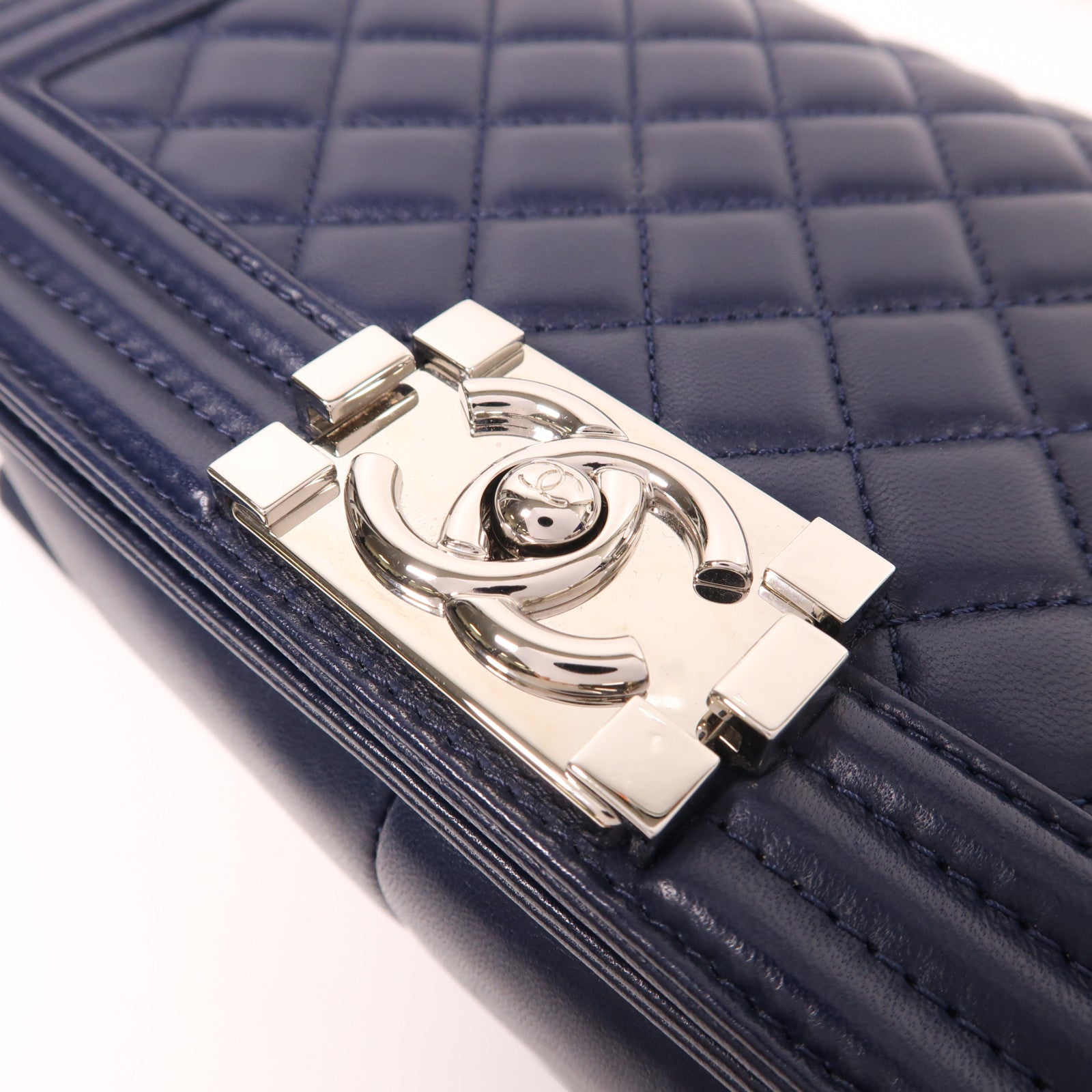 CHANEL 羊皮皮革Boy Chanel銀扣鏈帶肩背袋深藍色