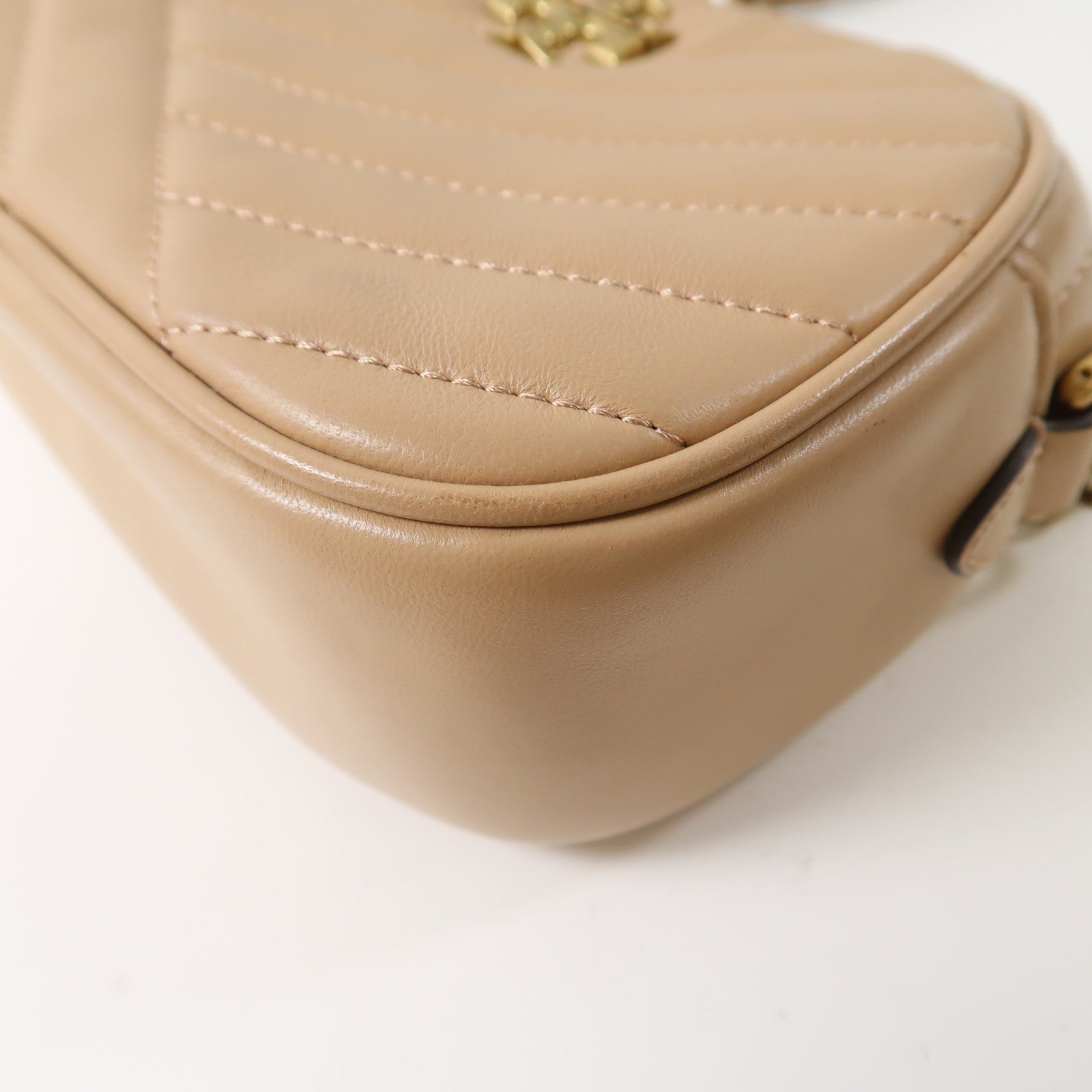 牛皮皮革Kira Chevron Camera Bag金扣鏈帶肩背袋杏色