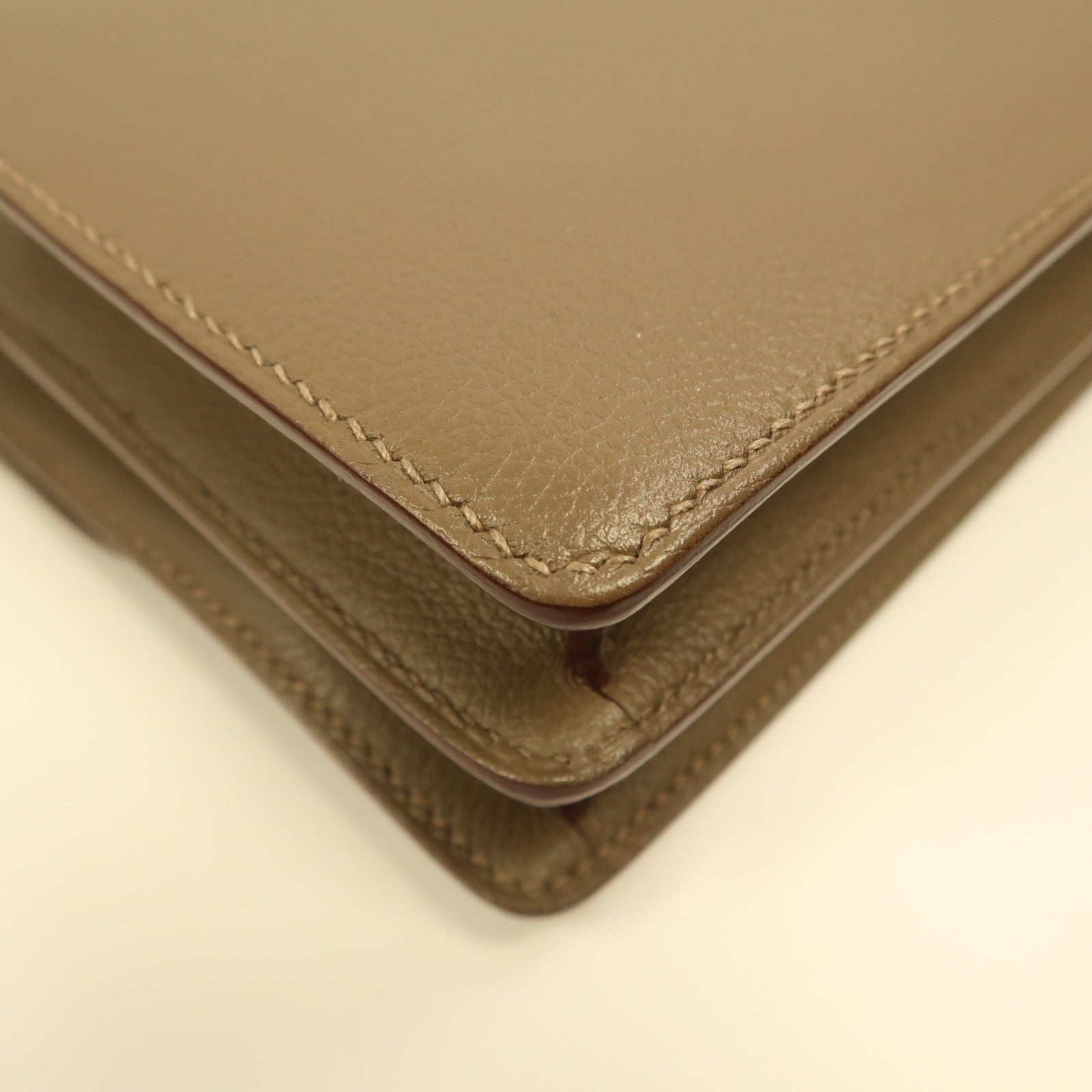 HERMES Evercolor皮革Mini Roulis銀扣肩背袋威瑪犬米色
