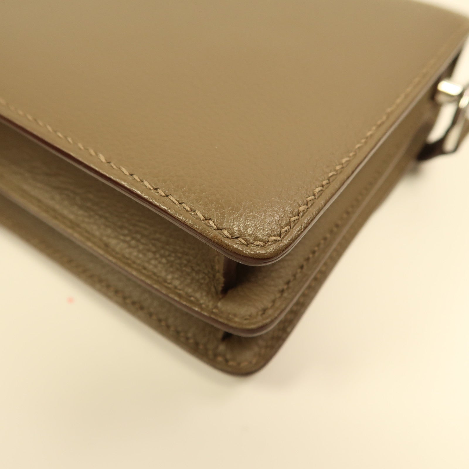 HERMES Evercolor皮革Mini Roulis銀扣肩背袋威瑪犬米色