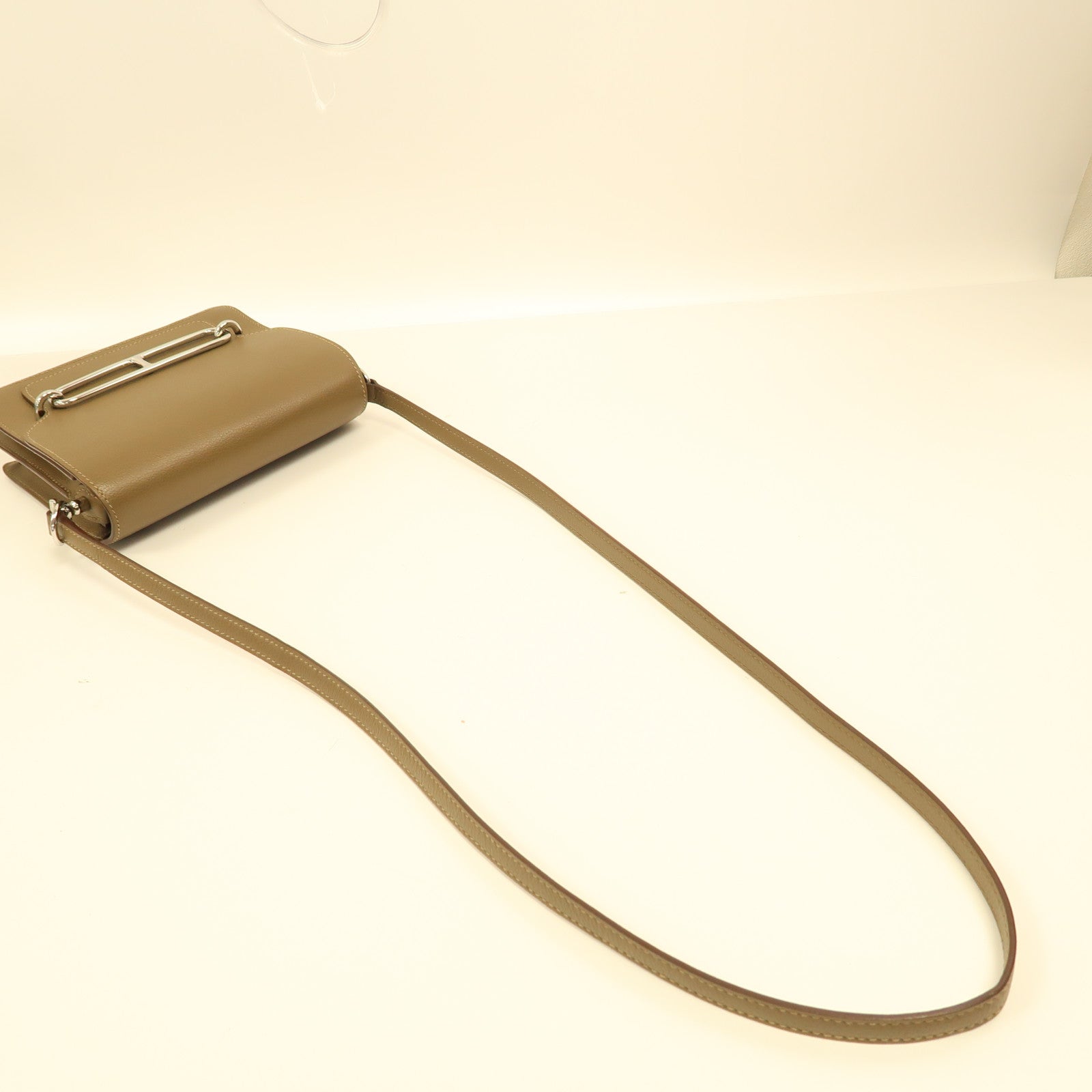 HERMES Evercolor皮革Mini Roulis銀扣肩背袋威瑪犬米色