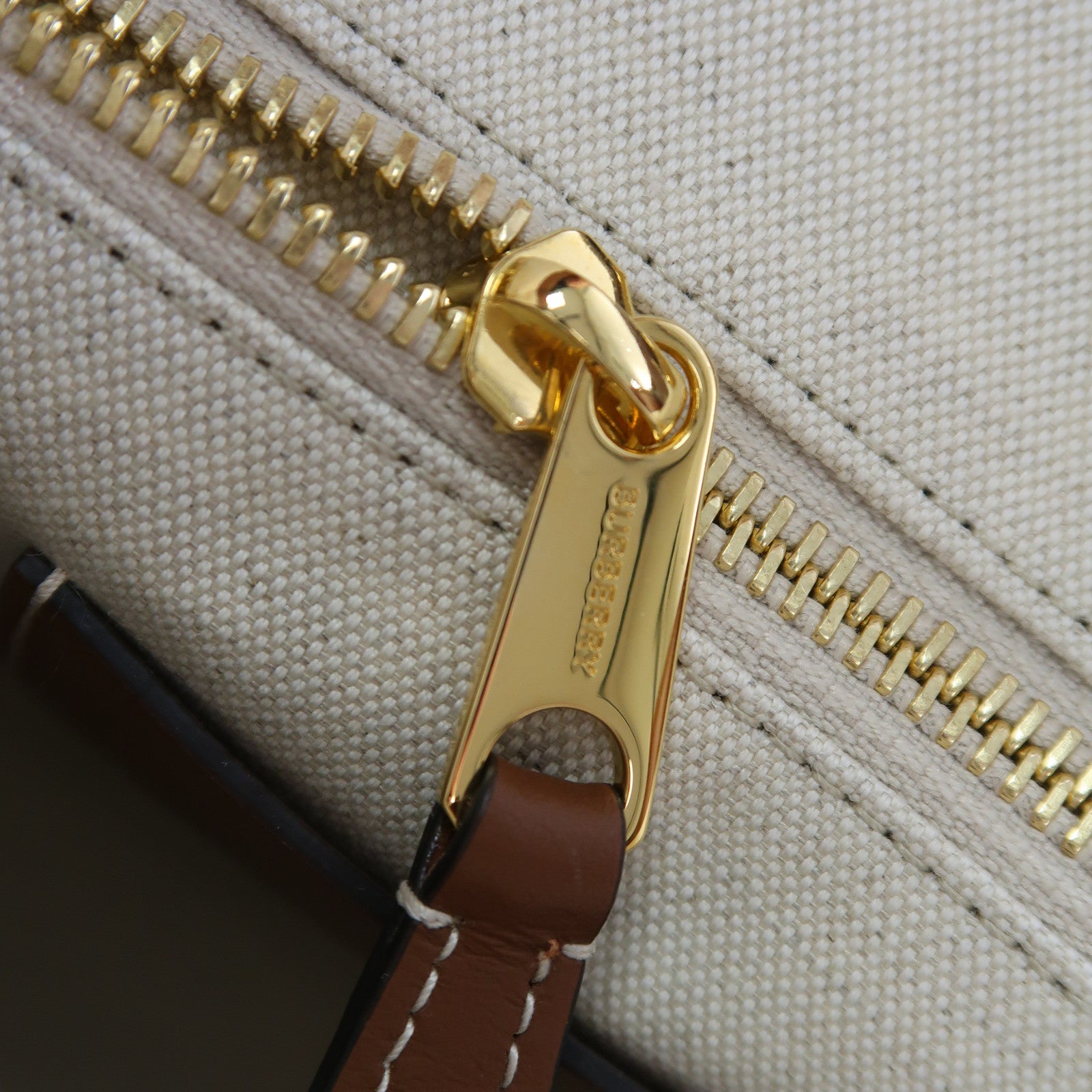 BURBERRY 帆布/皮革Shoulder Bag金扣肩背袋啡色
