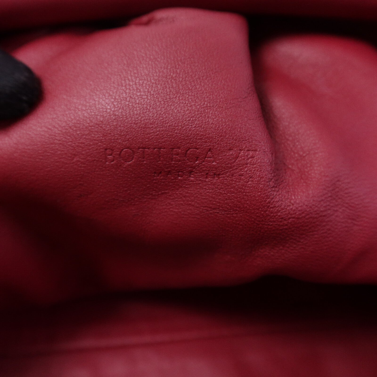 BOTTEGA VENETA 皮革Saddle Pouch金扣手拿包