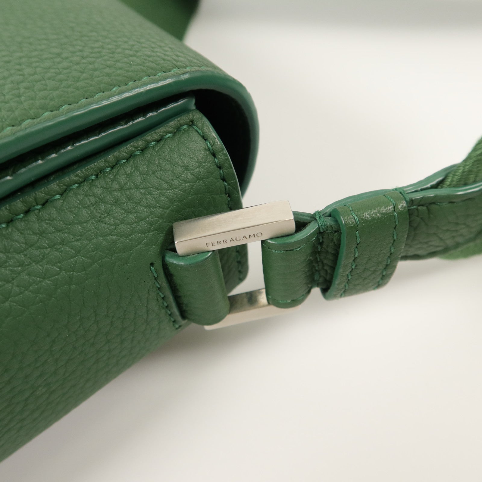 Salvatore Ferragamo 牛皮皮革Fiamma Messenger Small肩背袋