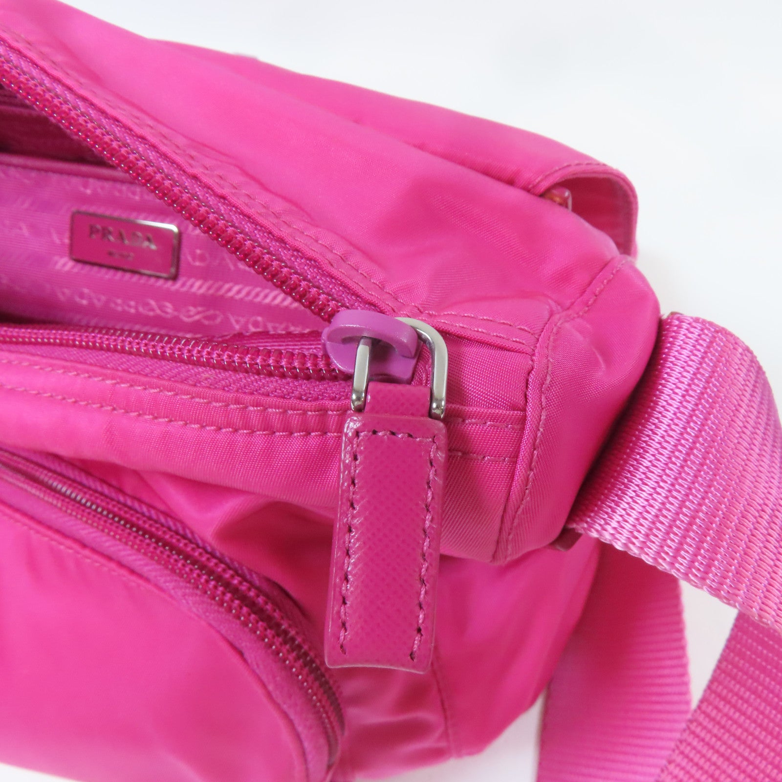 PRADA 尼龍Messenger Bag銀扣肩背袋粉紅色