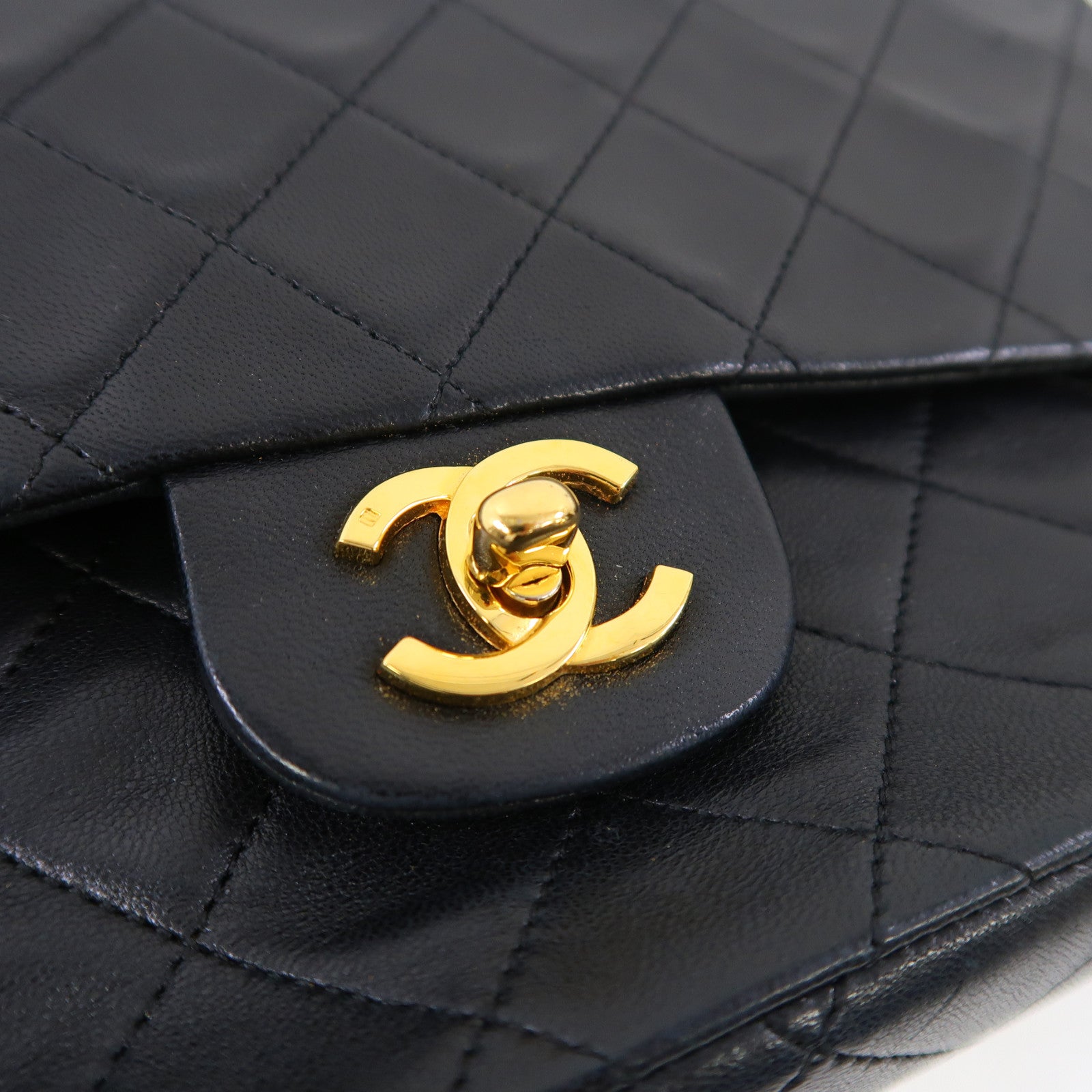 CHANEL 菱格羊皮皮革Vintage Classic Bag金扣鏈帶肩背袋黑色