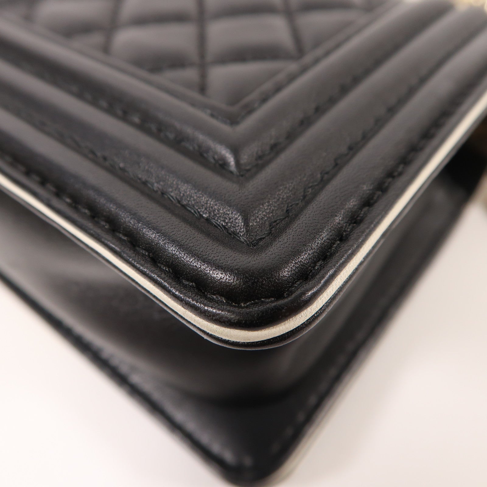 CHANEL 牛皮皮革Boy 20金扣鏈帶肩背袋