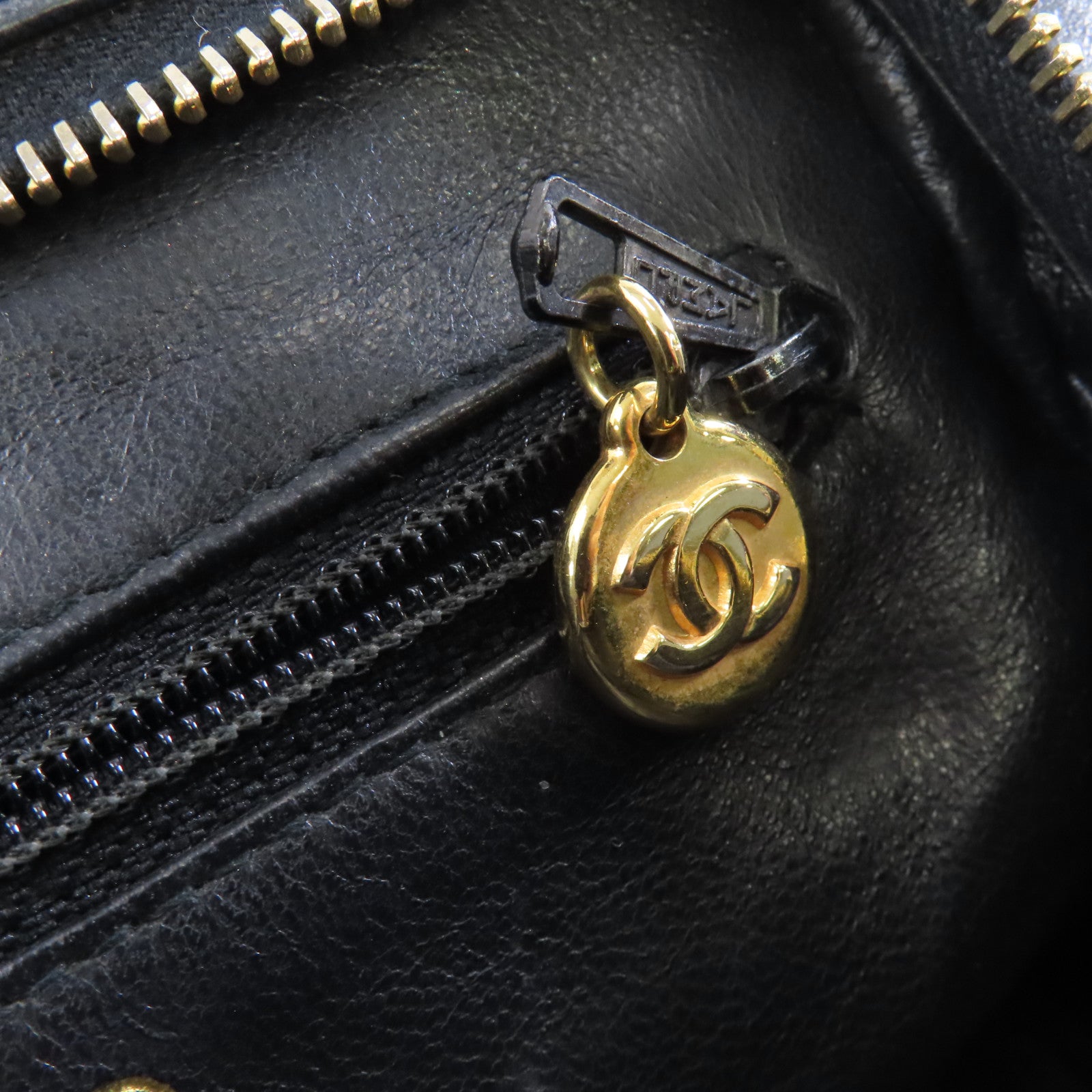 CHANEL 菱格羊皮皮革Chain Shoulder金扣鏈帶肩背袋黑色