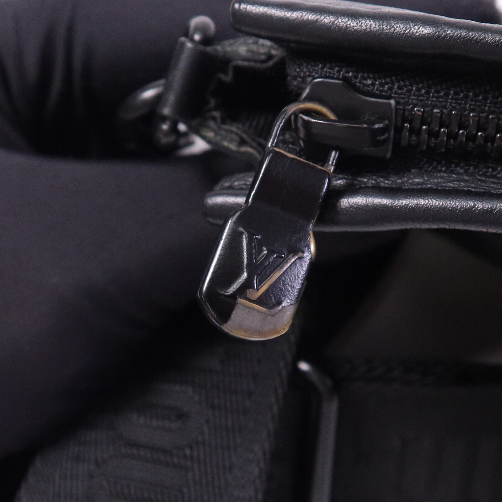 LOUIS VUITTON Monogram Shadow Gaston肩背袋