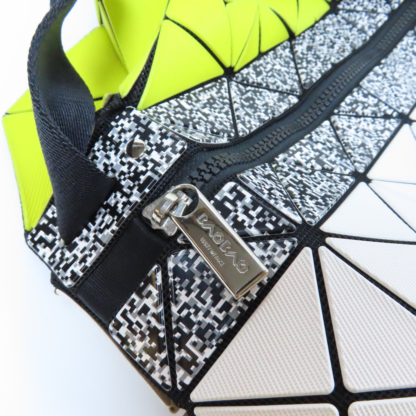 ISSEY MIYAKE PVC Messenger Bag銀扣肩背袋白色/黃色