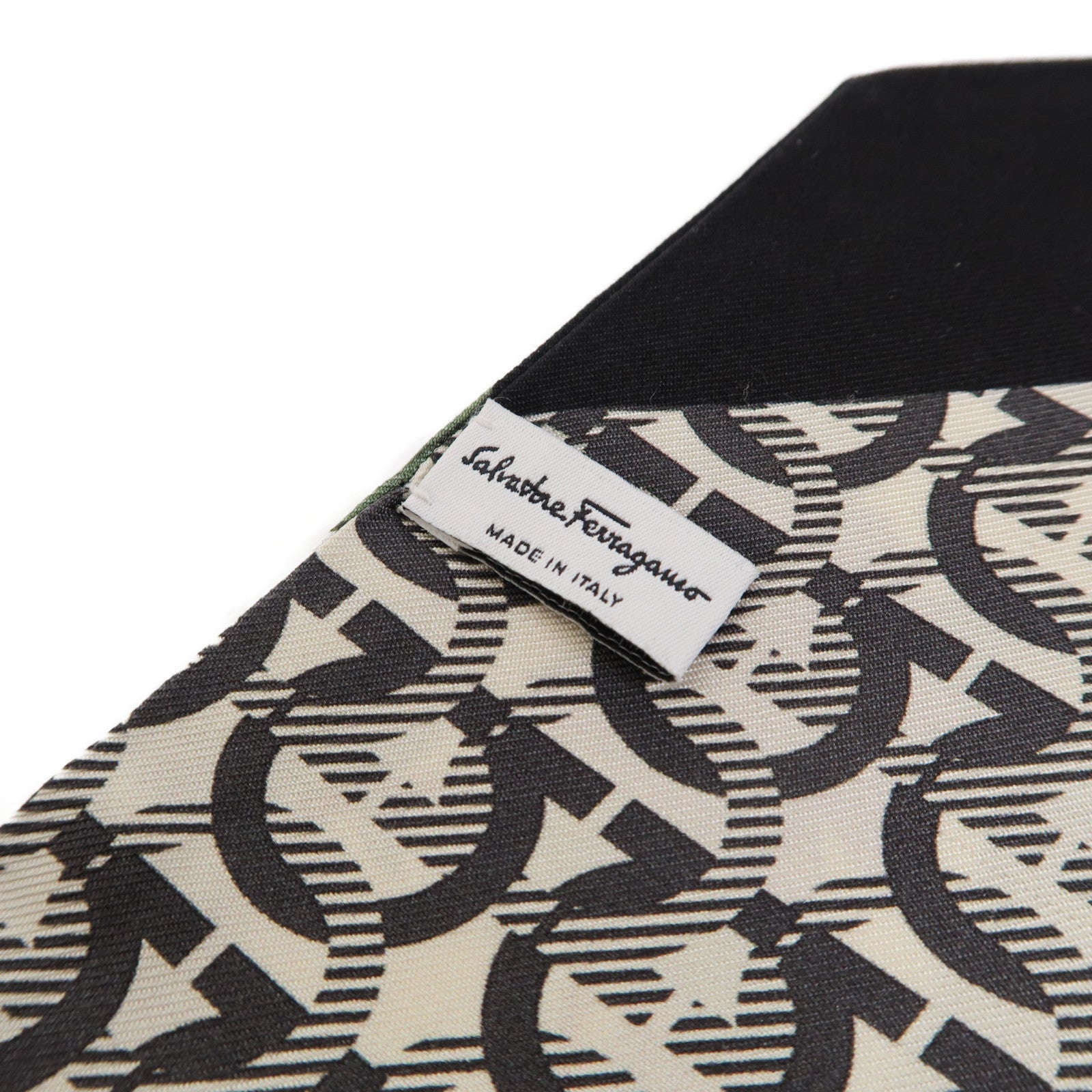 Salvatore Ferragamo 【激減優惠】絲質Scarf絲巾白色/黑色
