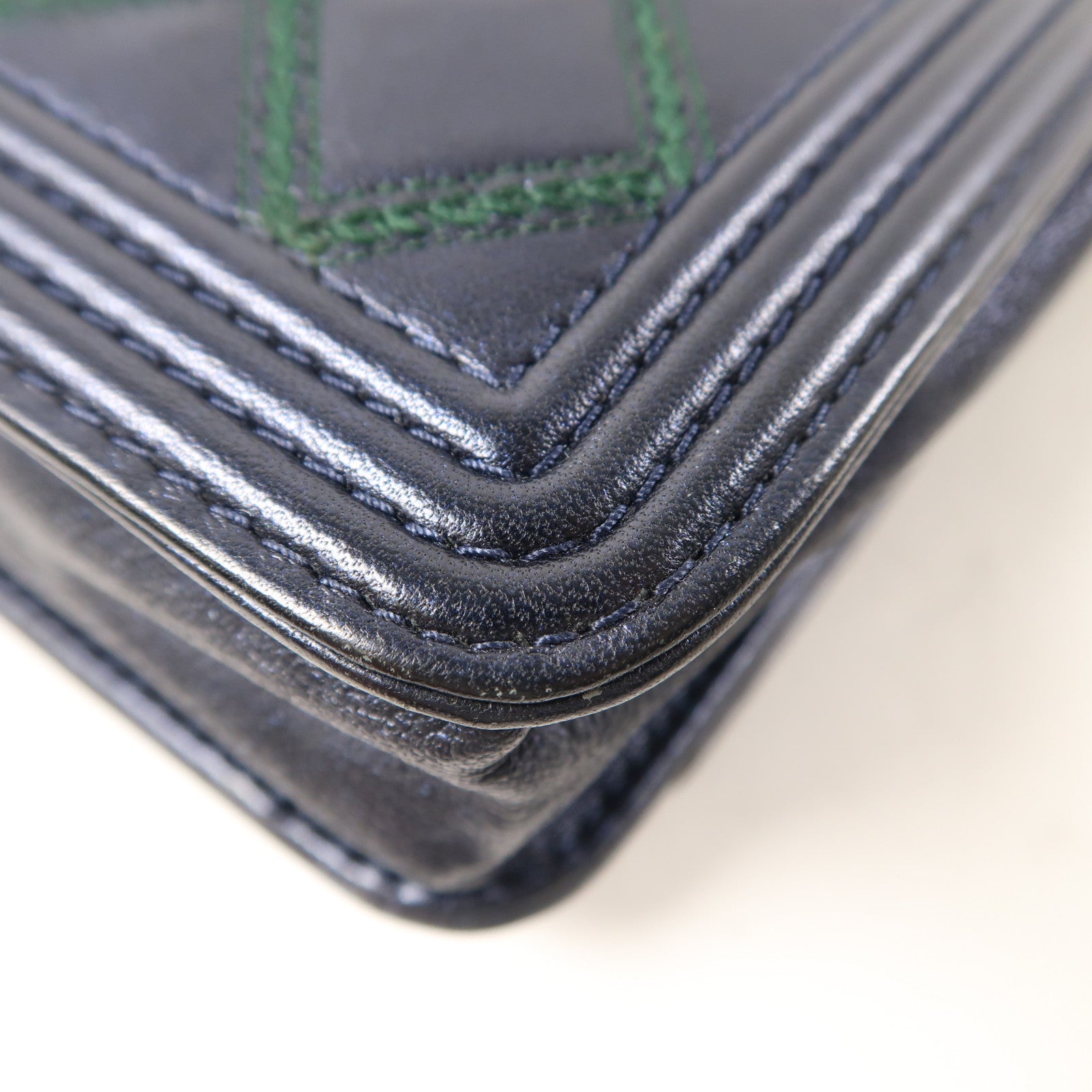 CHANEL 羊皮皮革WOC Wallet On Chain金扣鏈帶肩背袋深藍色/綠色