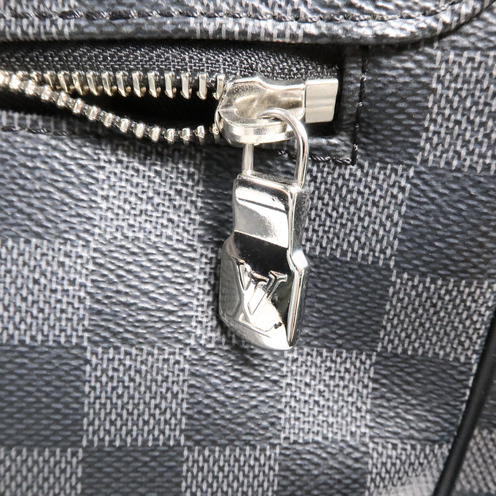 LOUIS VUITTON Damier Graphite District MM肩背袋