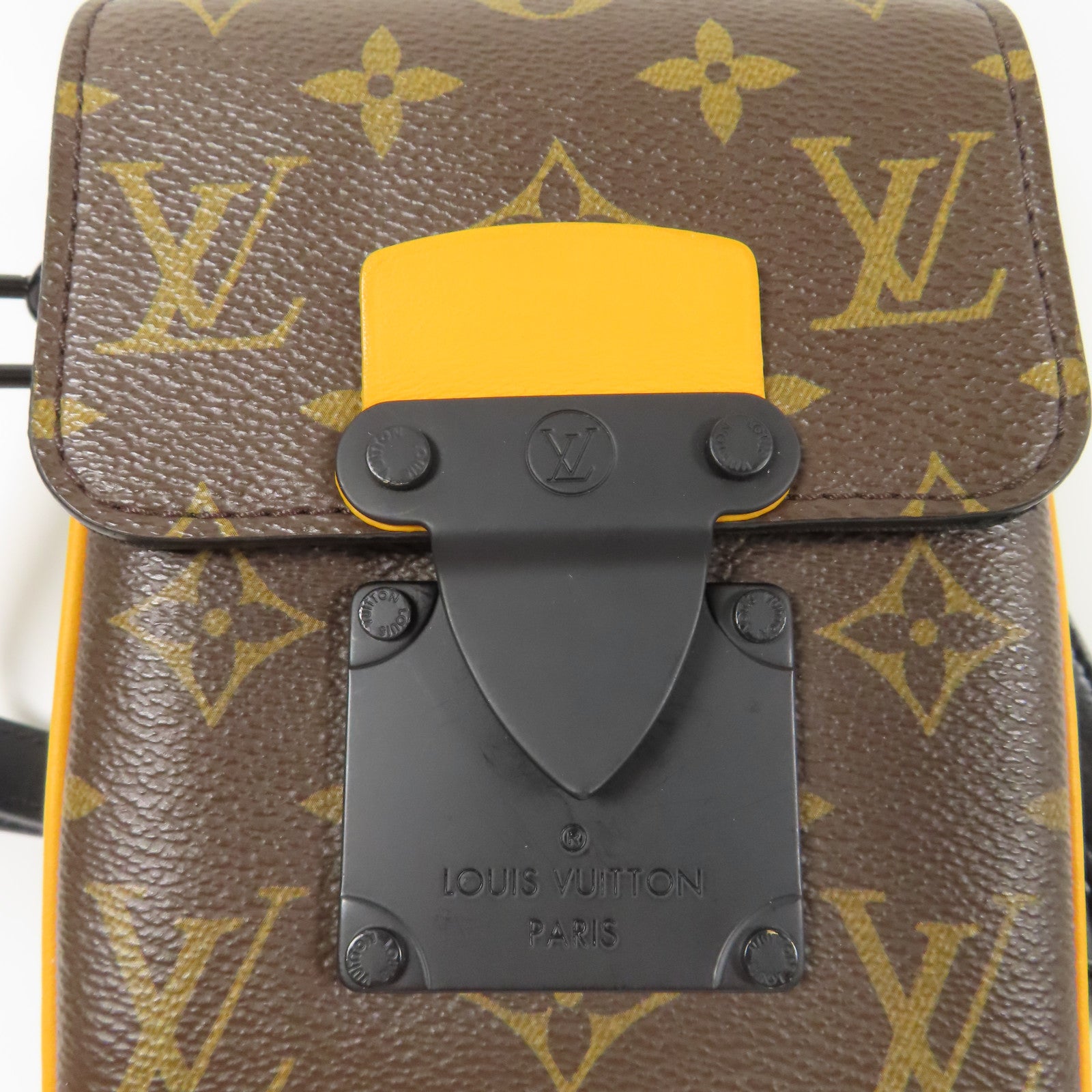 LOUIS VUITTON Monogram S-Lock Vertical Wearable Wallet肩背袋