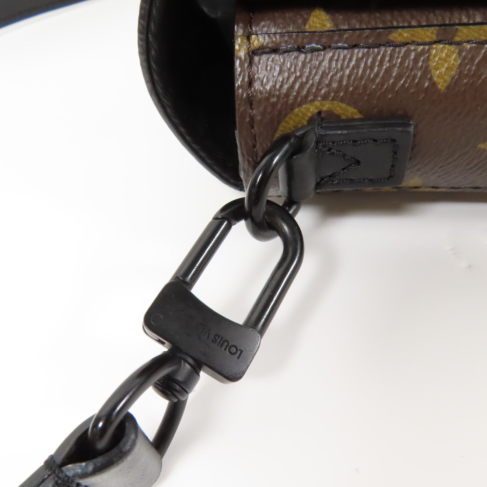 LOUIS VUITTON Monogram S-Lock Vertical Wearable Wallet肩背袋