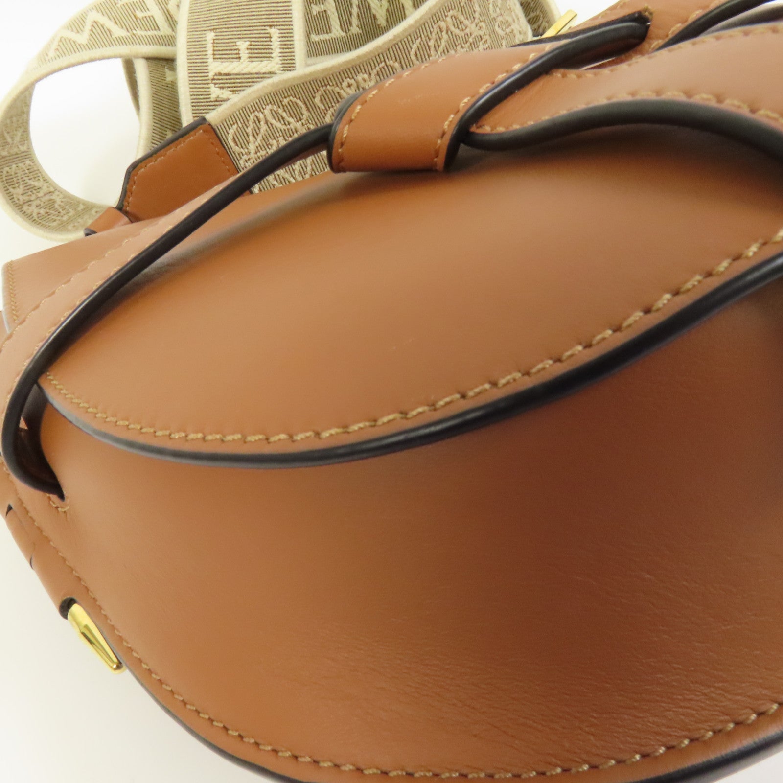 LOEWE 牛皮皮革Small Gate金扣肩背袋