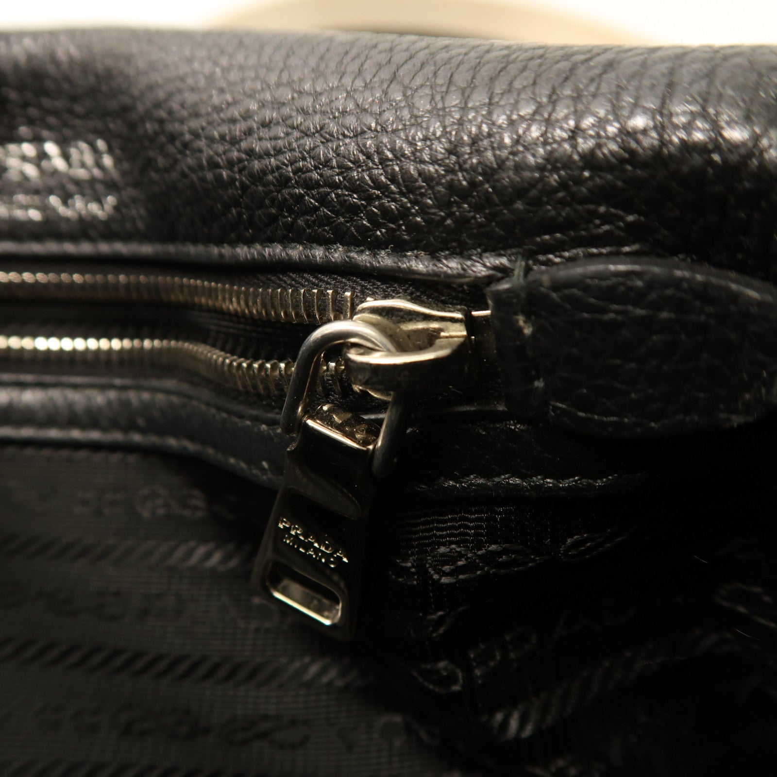 PRADA 牛皮皮革Shoulder Bag銀扣肩背袋