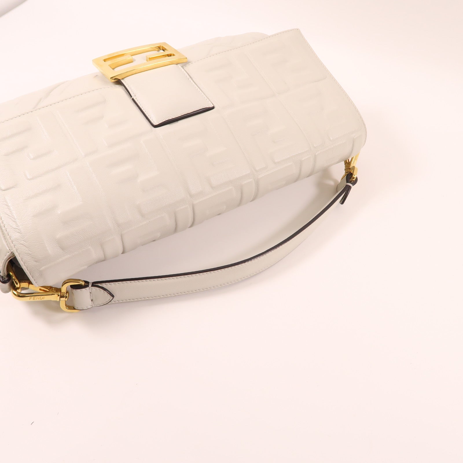 FENDI 牛皮皮革Baguette Bag金扣手挽肩背兩用袋白色