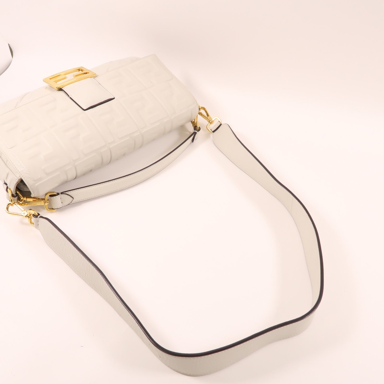 FENDI 牛皮皮革Baguette Bag金扣手挽肩背兩用袋白色