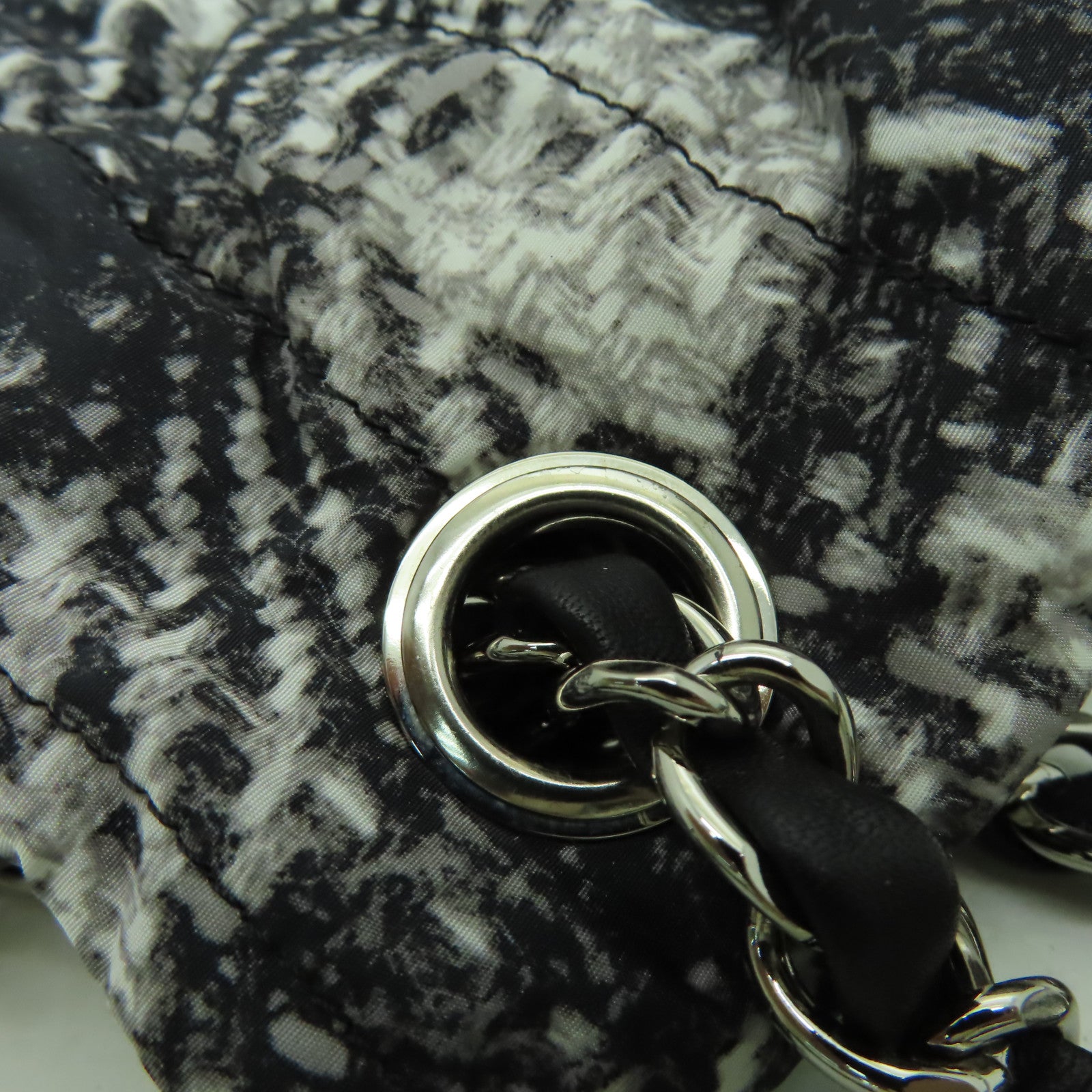 CHANEL 尼龍Chain Shoulder銀扣鏈帶肩背袋黑色/白色