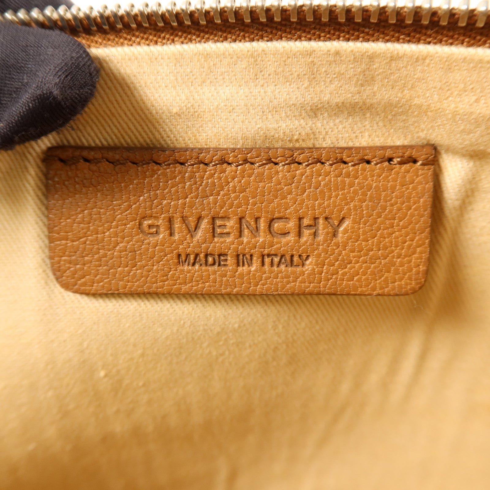 GIVENCHY 牛皮皮革Clutch銀扣手拿包