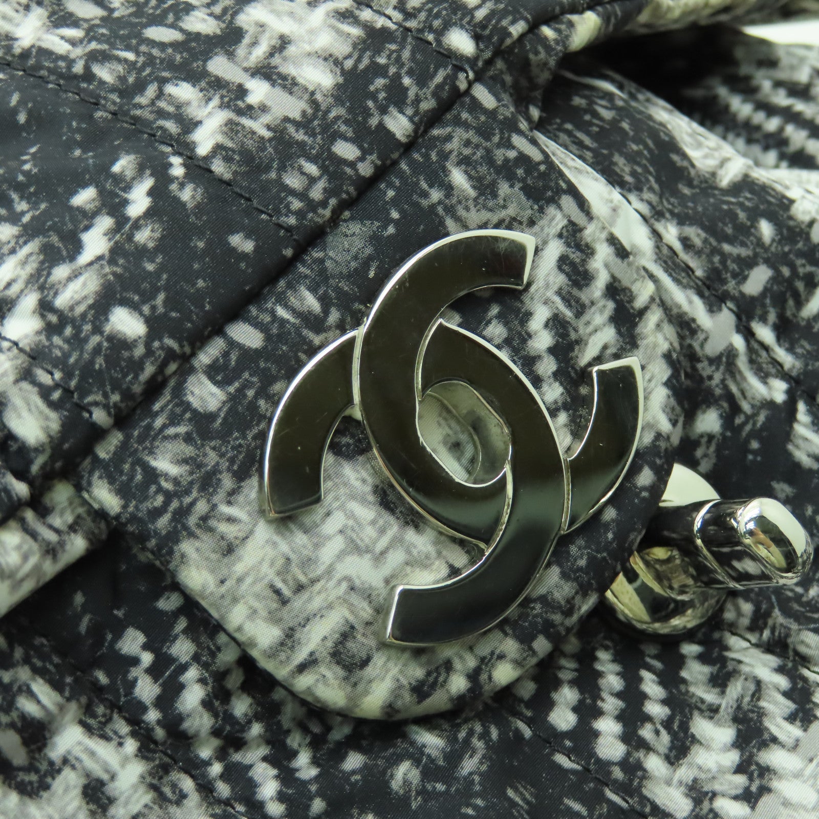 CHANEL 尼龍Chain Shoulder銀扣鏈帶肩背袋黑色/白色