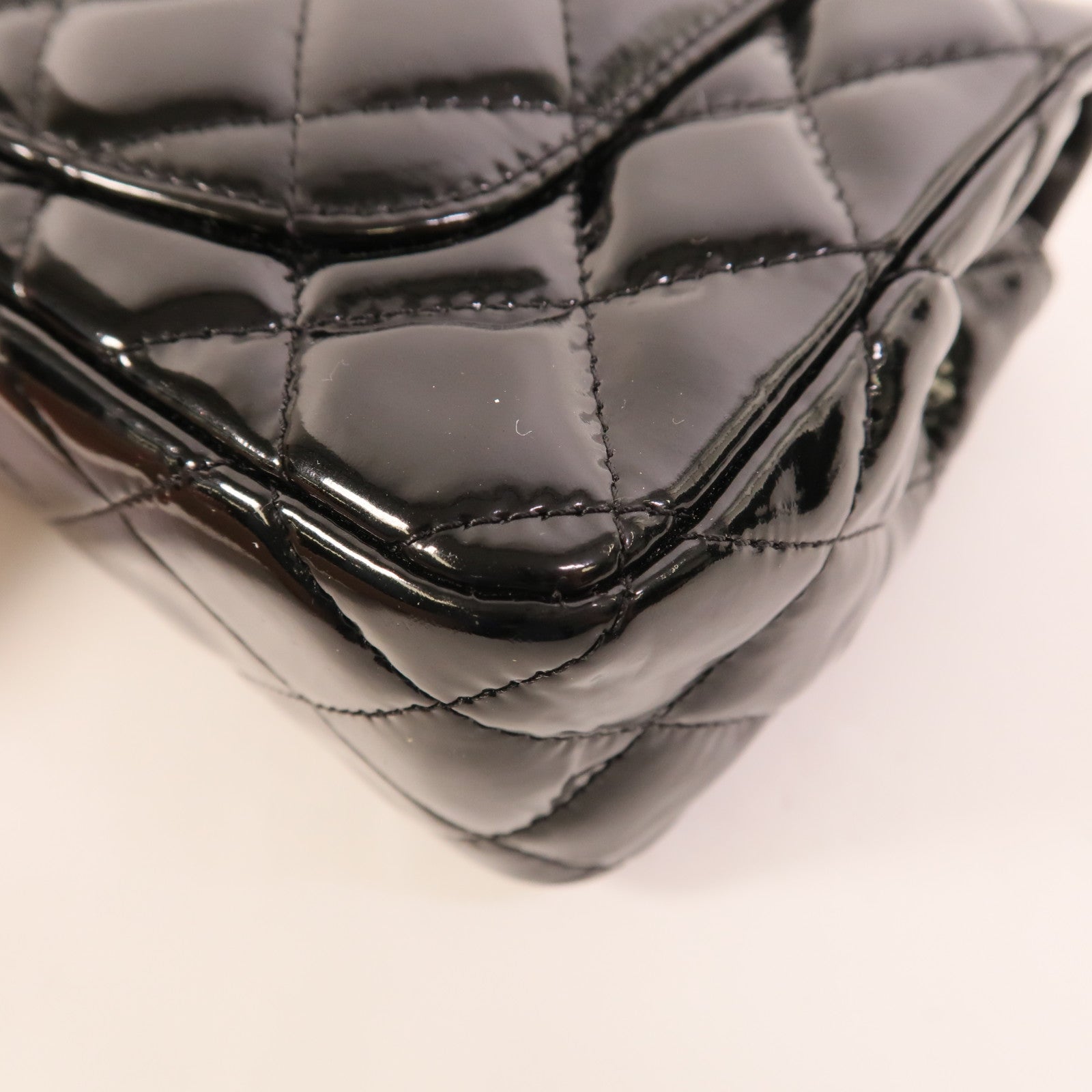 CHANEL 漆皮皮革Mini Classic 20鏈帶肩背袋