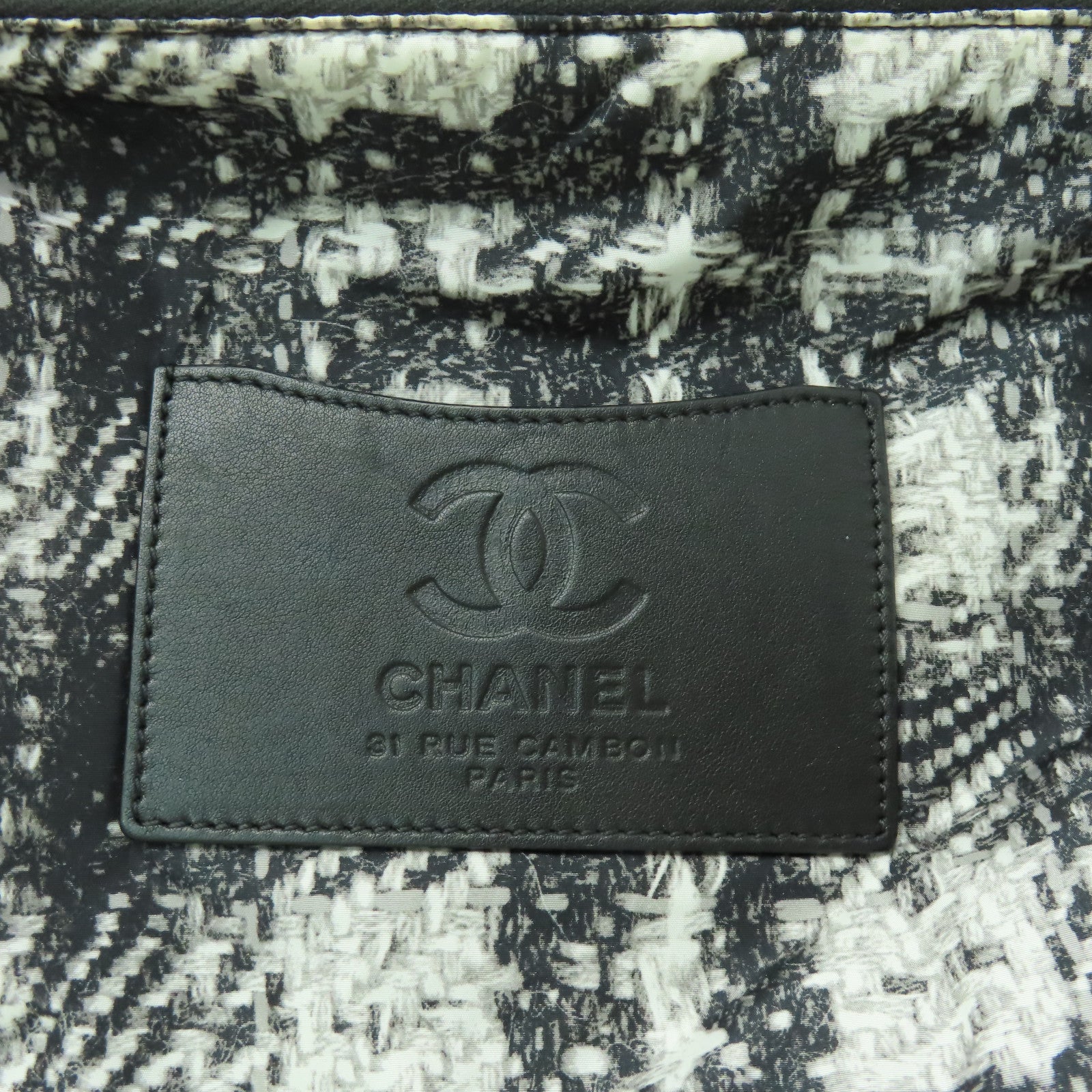 CHANEL 尼龍Chain Shoulder銀扣鏈帶肩背袋黑色/白色